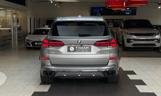 BMW X5 M view 10
