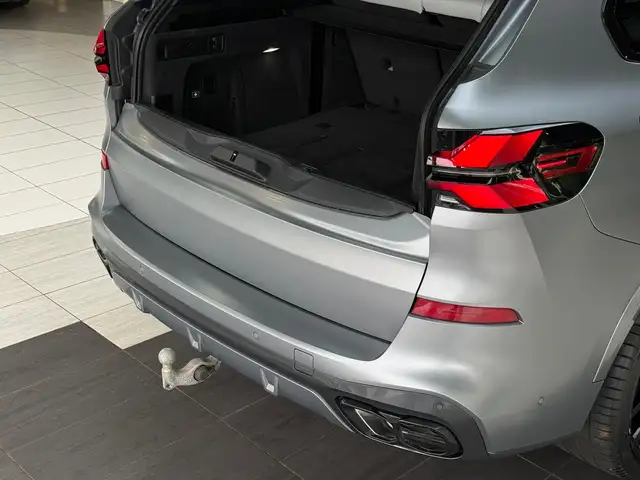 BMW X5 M view 9