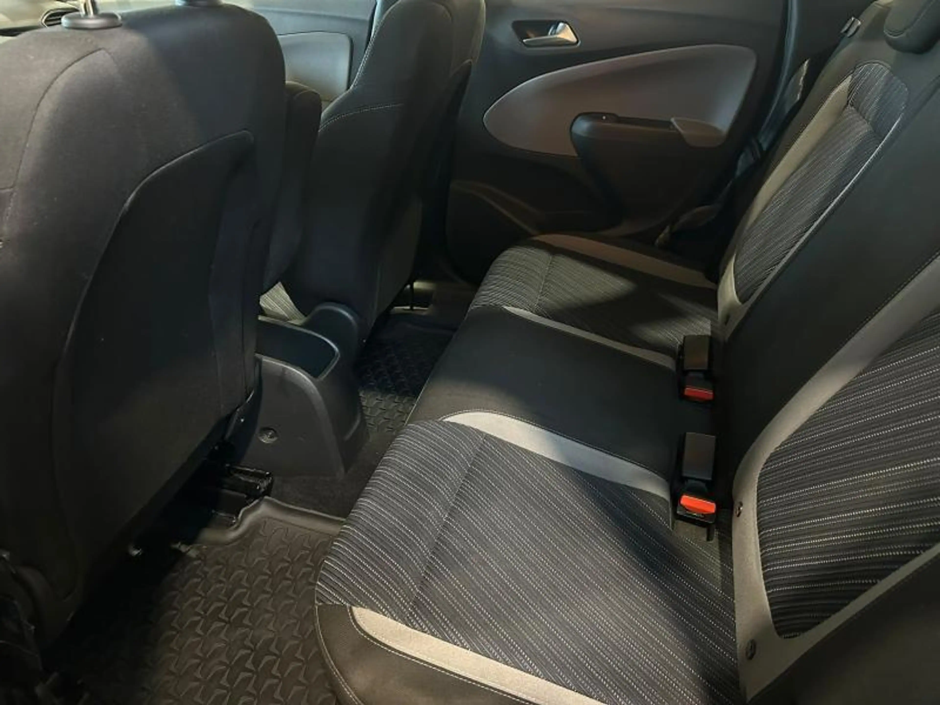 Opel Crossland X — photo 15