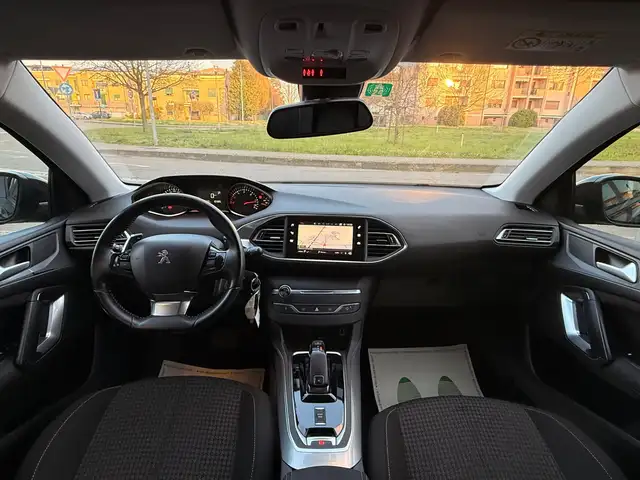 Peugeot 308 view 8