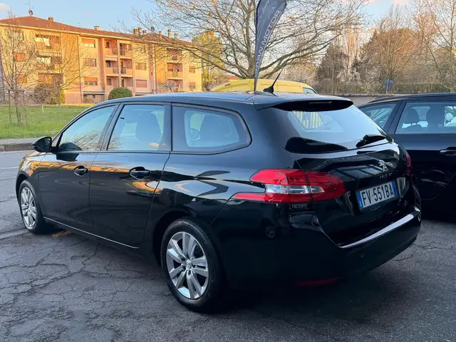 Peugeot 308 view 3