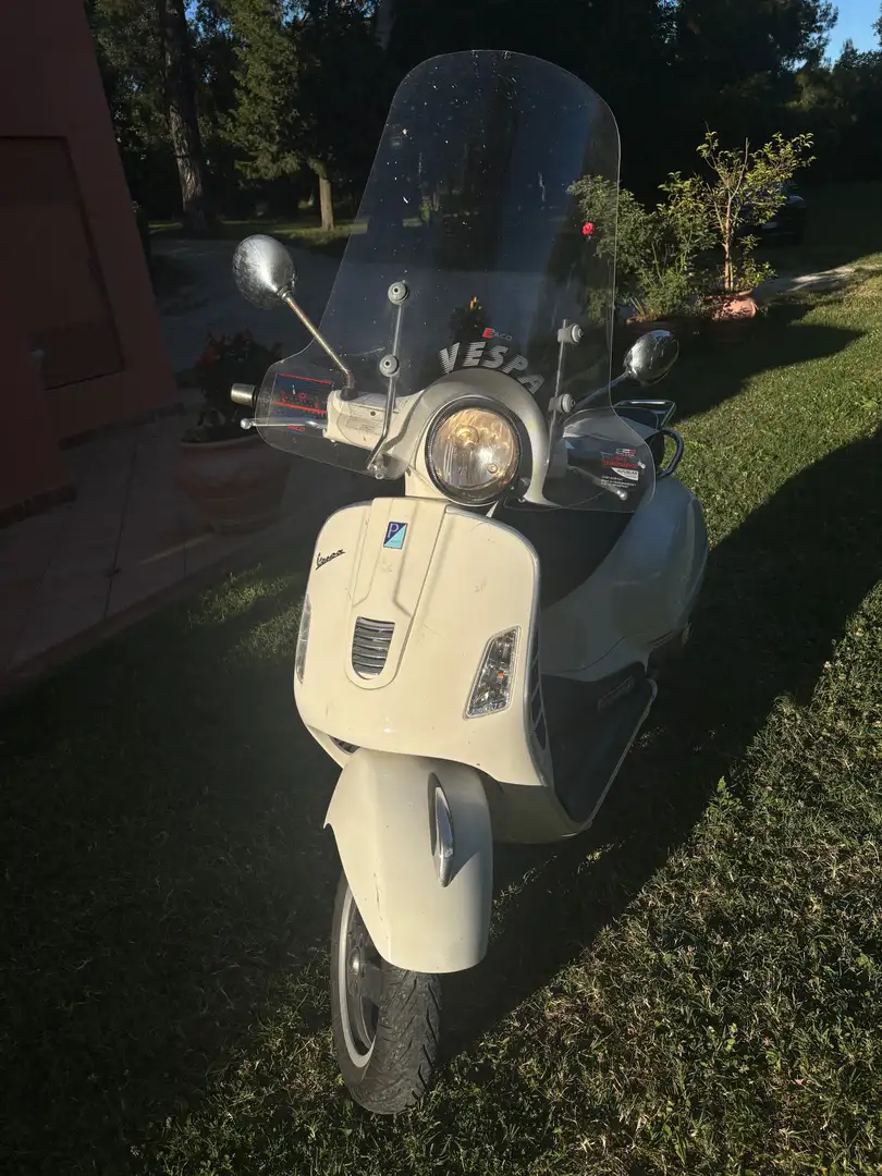 Vespa GTS 300 IE White - 1