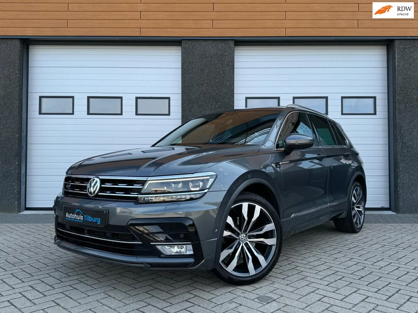 Volkswagen Tiguan 2.0 TSI 4Motion 3x R-Line Pano Trekhaak Keyless Grau - 1