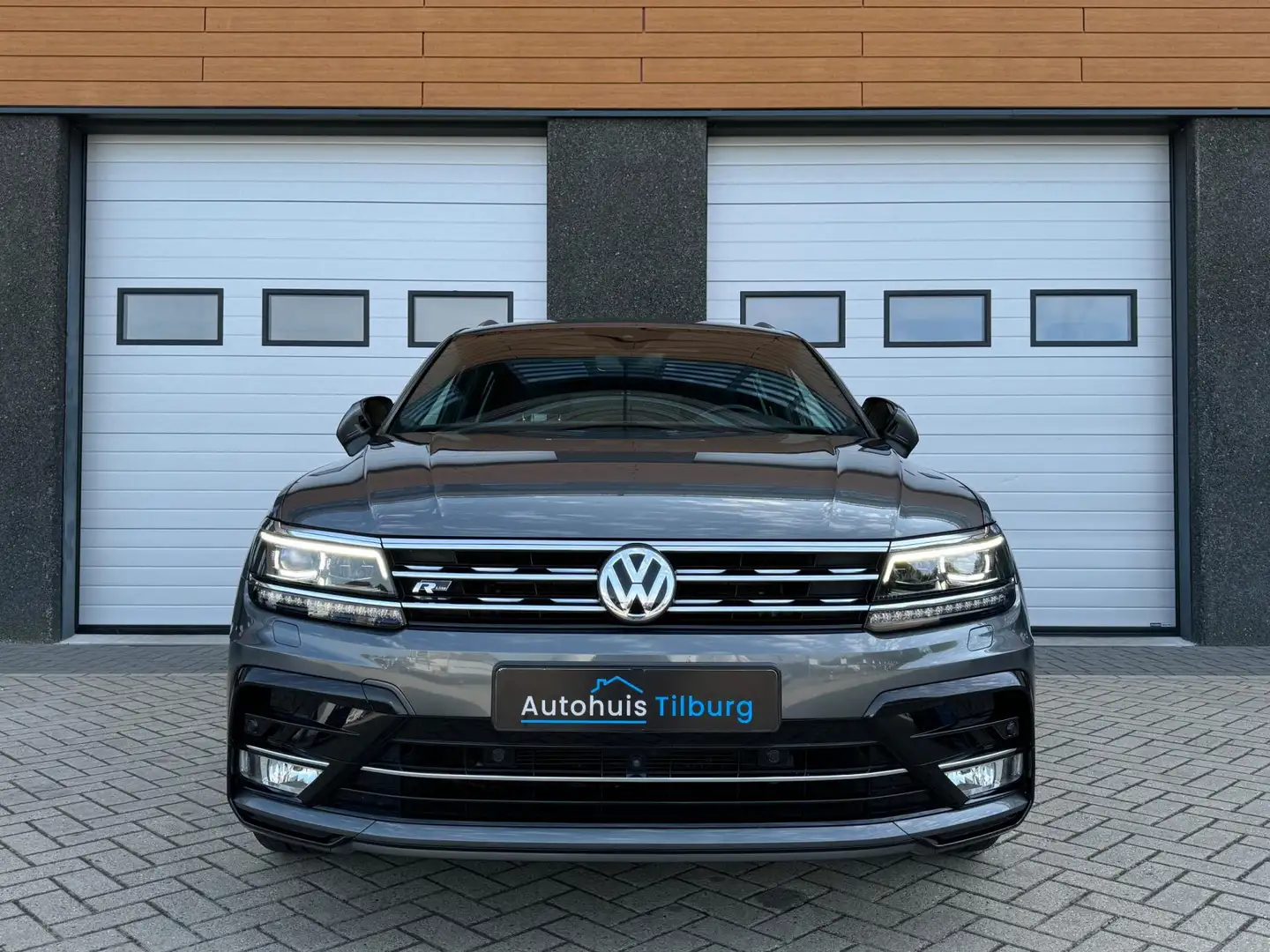 Volkswagen Tiguan 2.0 TSI 4Motion 3x R-Line Pano Trekhaak Keyless Grau - 2