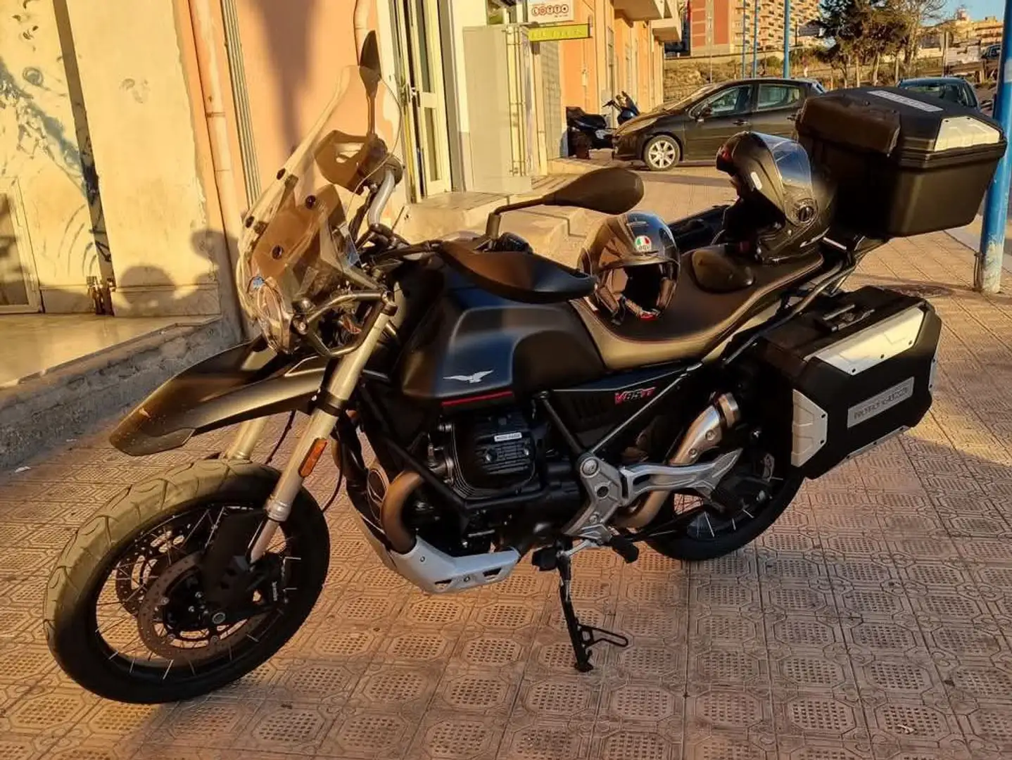 Moto Guzzi V 85 TT Чорний - 1