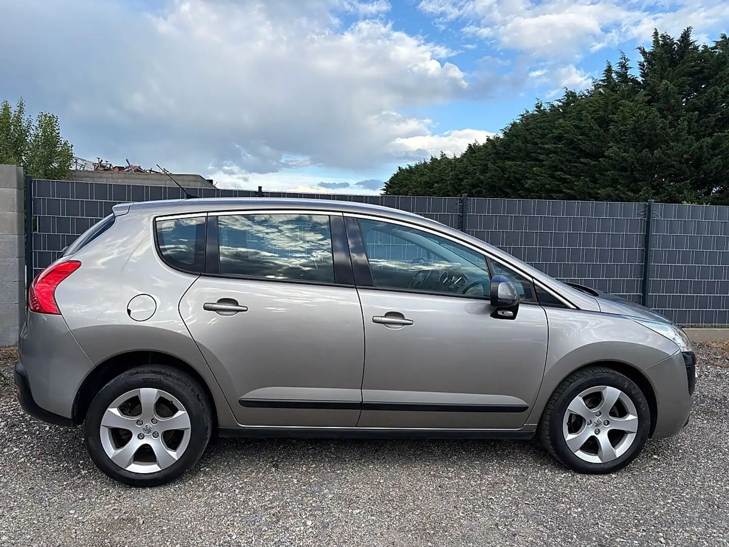 Peugeot 3008 1,6 16V VTi Comfort **130.000km**NAVI**NEUES PI... Grau - 2