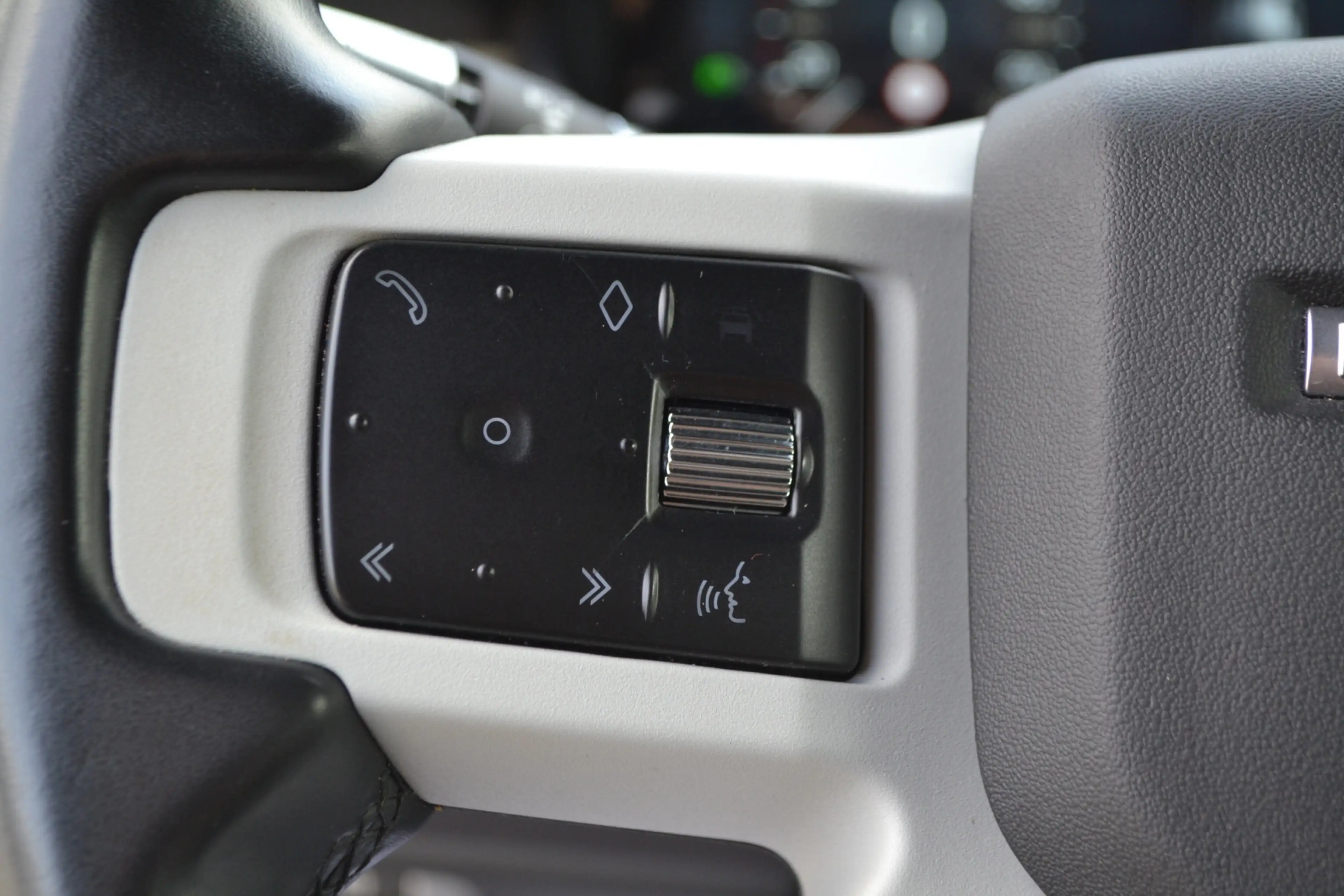 Land Rover Defender 110 2.0 P400e 110 X-Dynamic S LUCHTVERING — photo 15