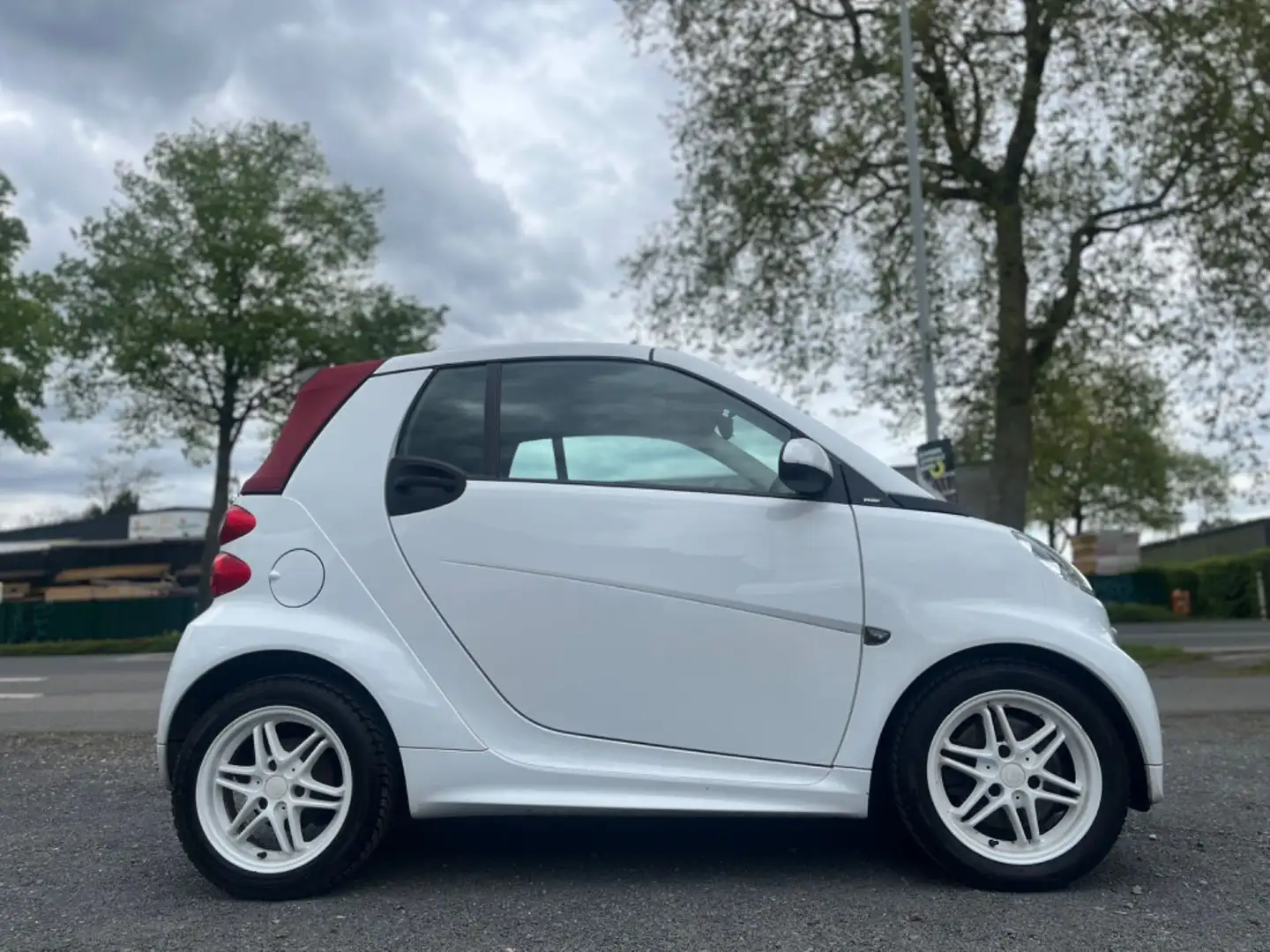 smart forTwo cabrio 1.0 52kW mhd*Brabus*Rotes Verdeck Weiß - 2