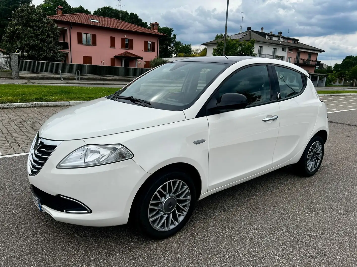 Lancia Ypsilon 0.9 t.air Platinum s&s 85cv Bianco - 2