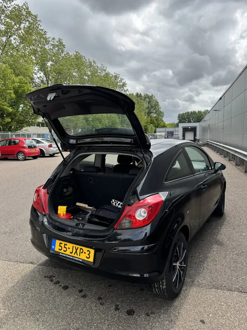 Opel Corsa 1.4-16V White Edit. crna - 1