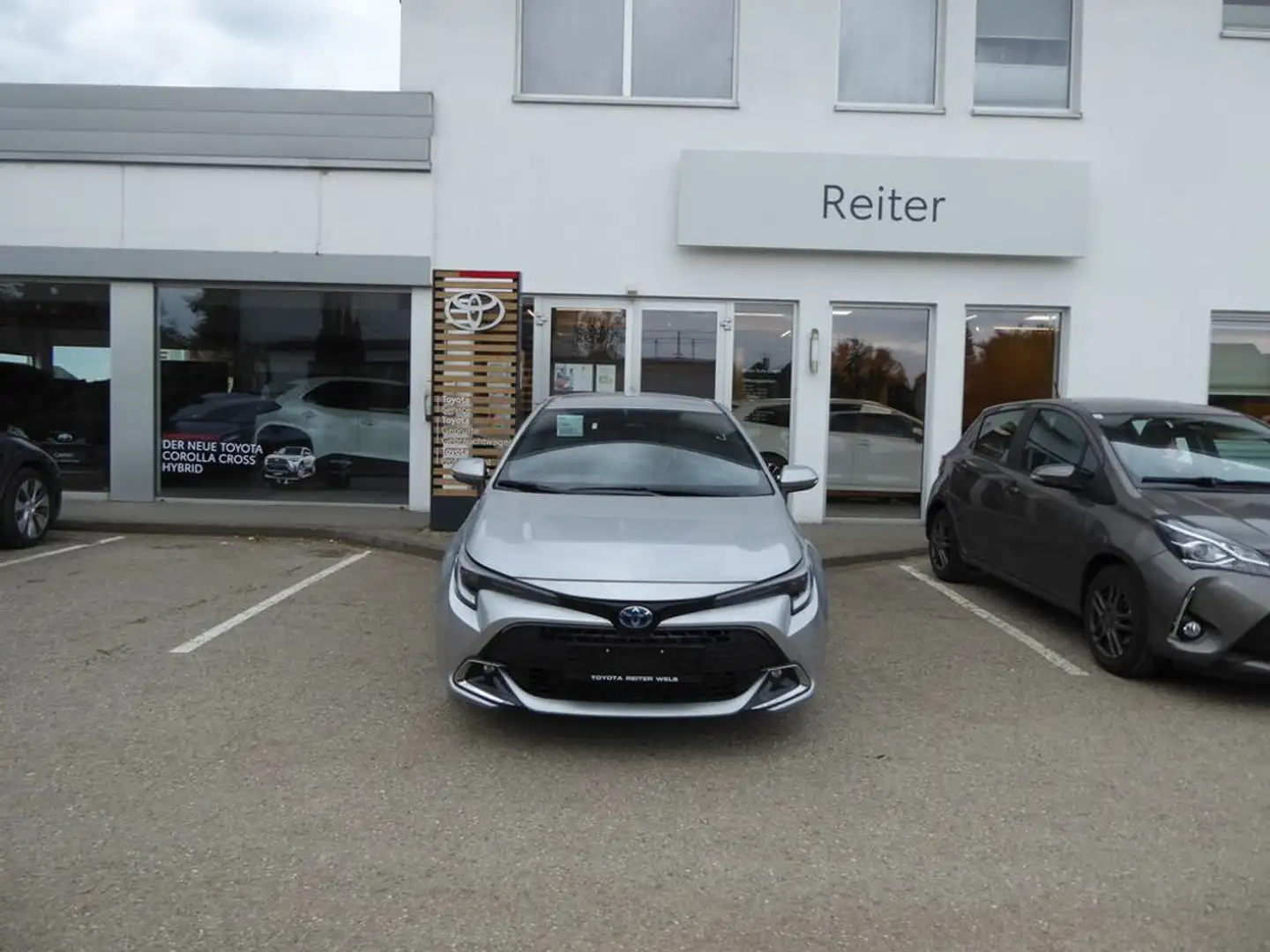 Toyota Corolla 1,8 Hybrid Active Drive *VERFÜGBAR* Silber - 1
