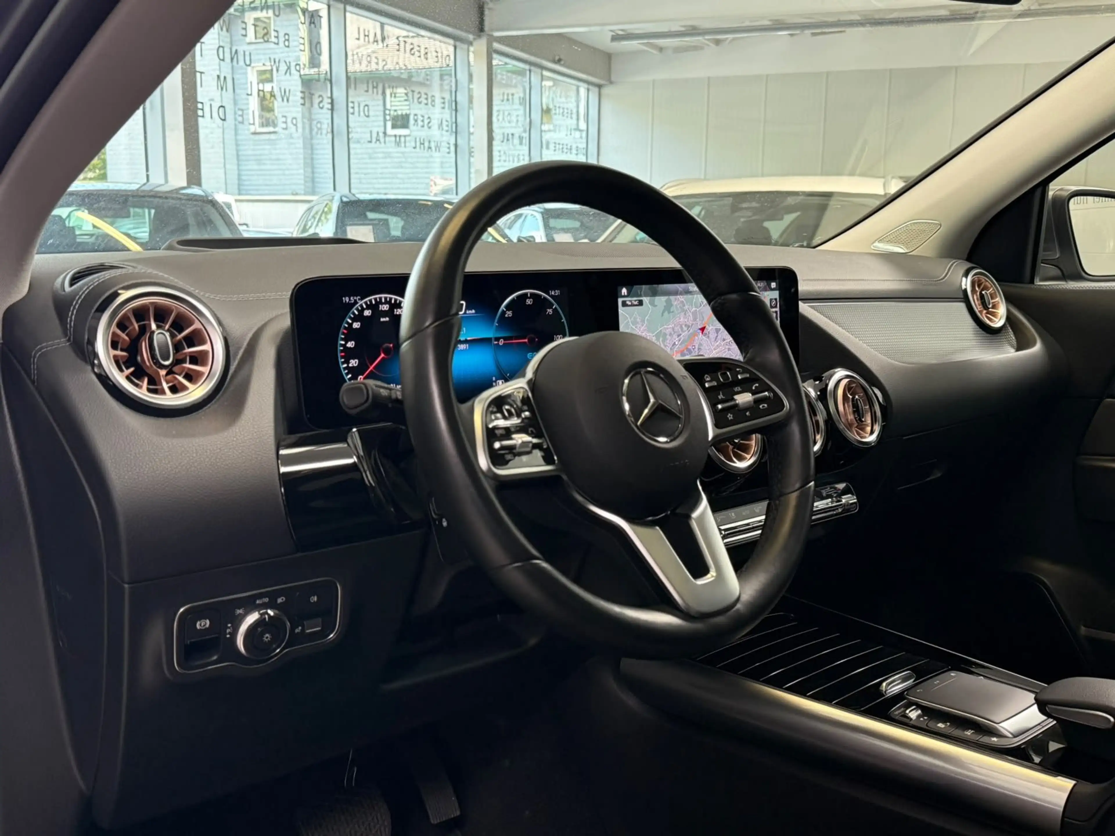 Mercedes-Benz EQA 350 4M ELECTRIC ART PANO+BURM+HUD+DISTR+AHK — photo 11