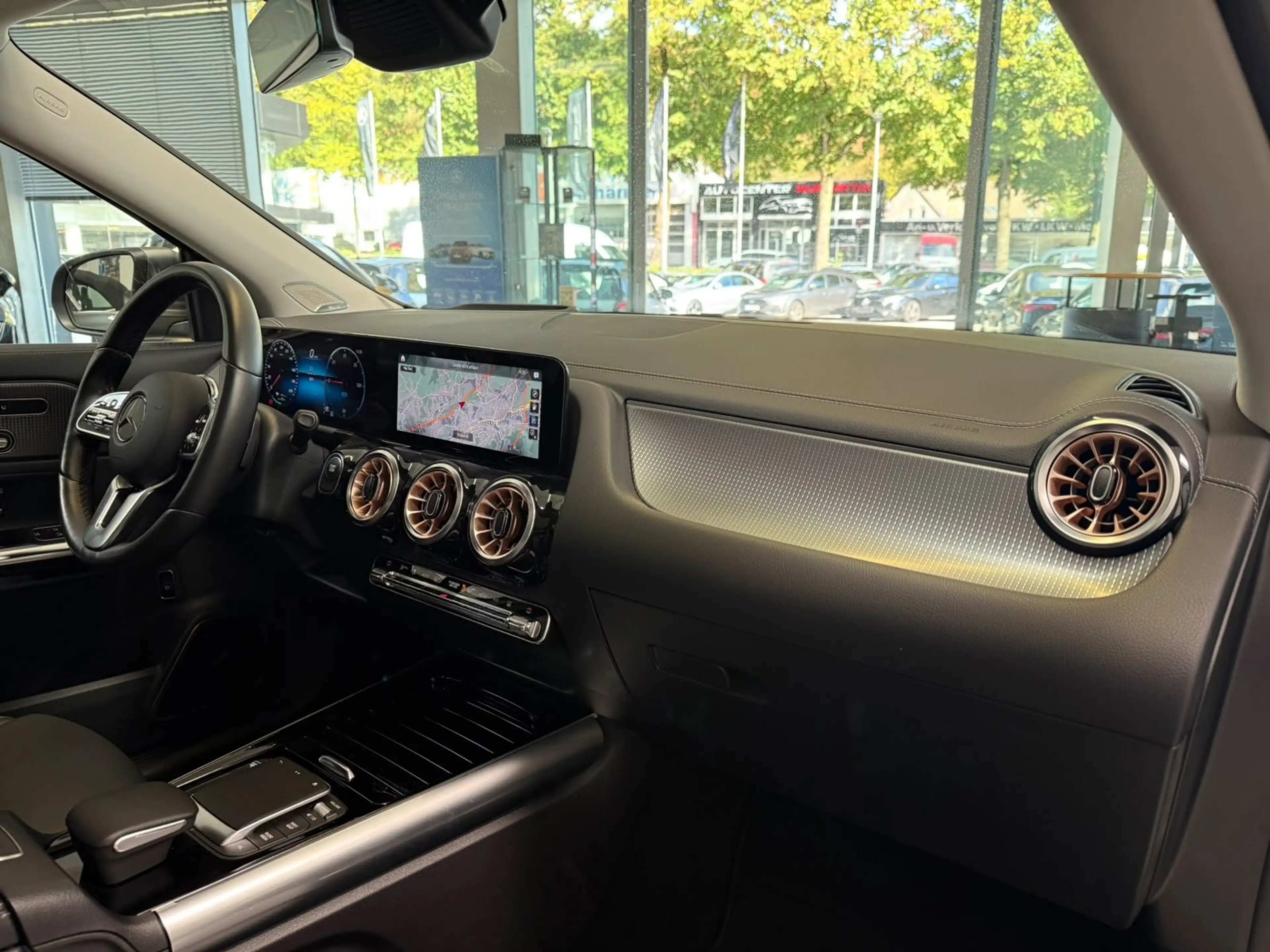 Mercedes-Benz EQA 350 4M ELECTRIC ART PANO+BURM+HUD+DISTR+AHK — photo 13