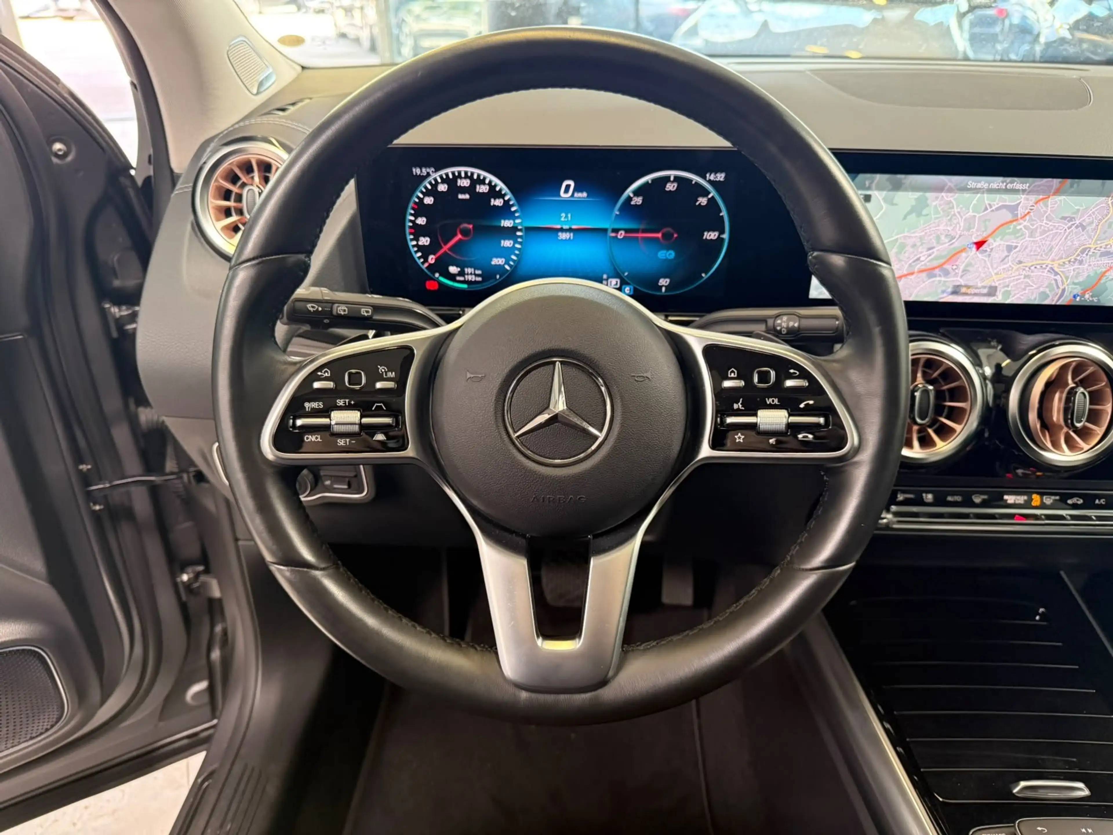 Mercedes-Benz EQA 350 4M ELECTRIC ART PANO+BURM+HUD+DISTR+AHK — photo 12