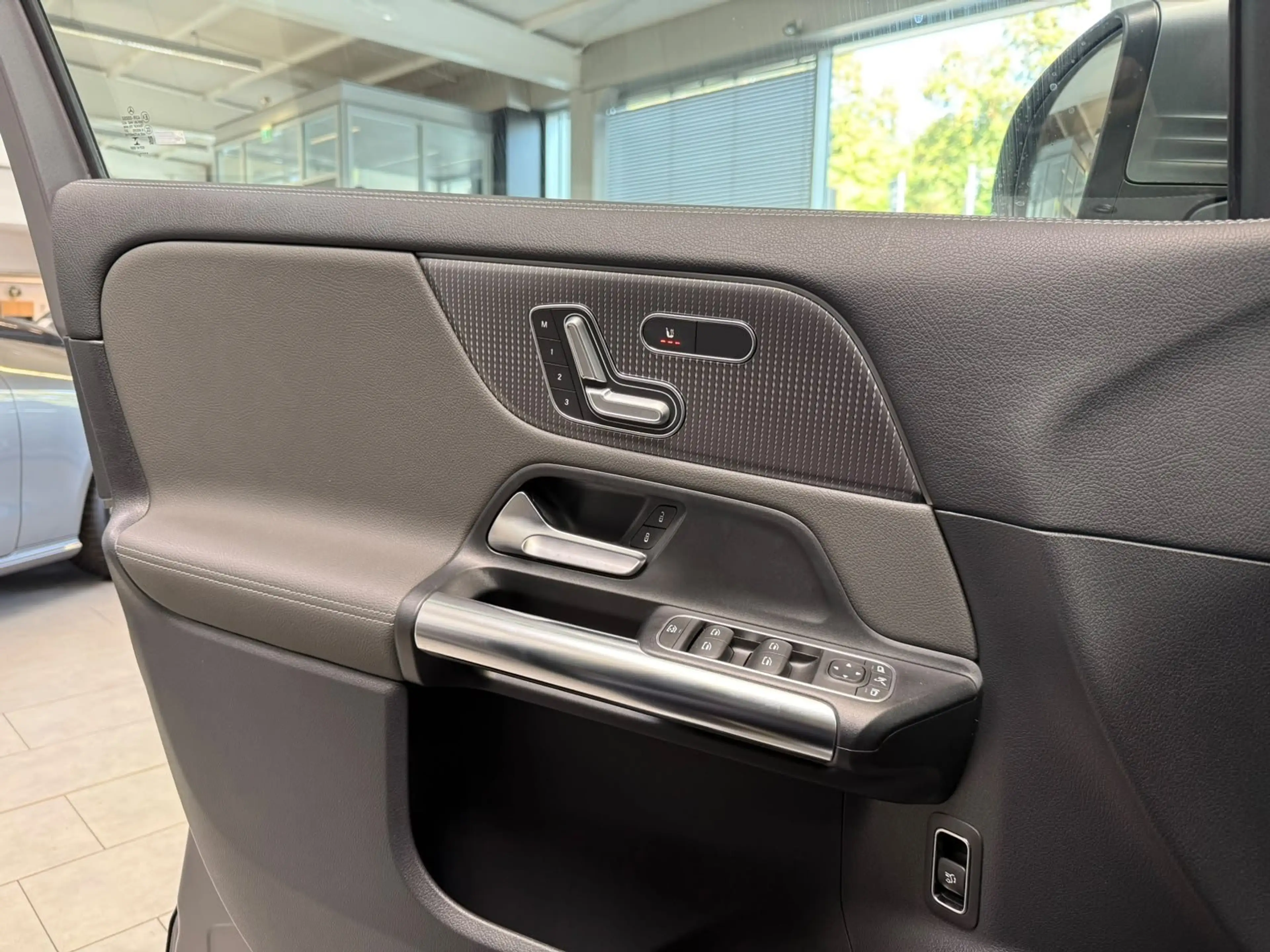 Mercedes-Benz EQA 350 4M ELECTRIC ART PANO+BURM+HUD+DISTR+AHK — photo 14
