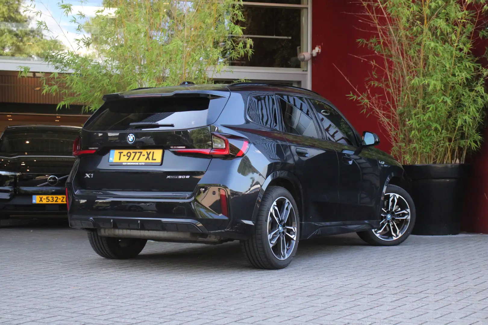 BMW X1 xDrive30e | Incl. winterset | Panoramadak | Harman Noir - 2