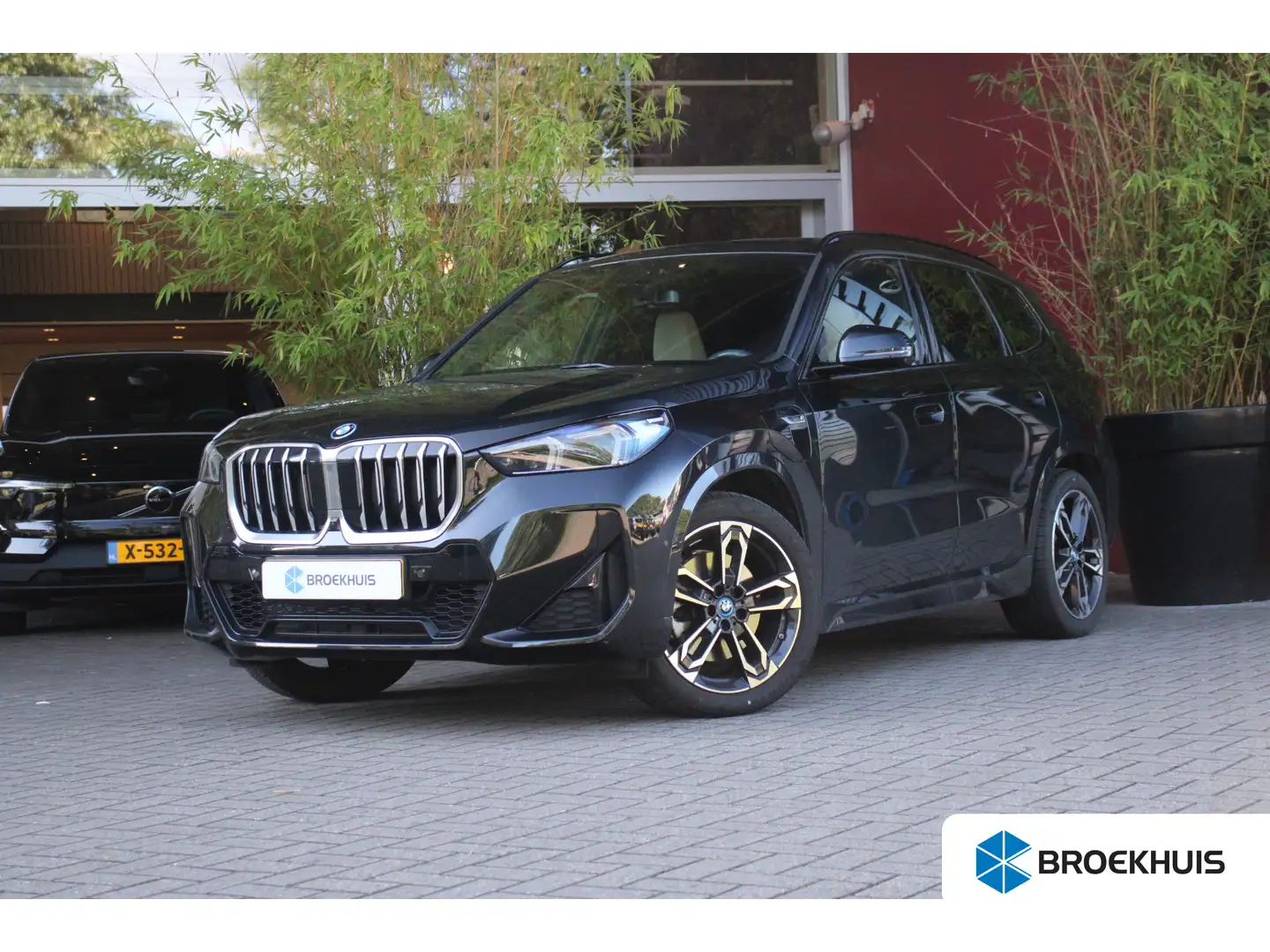 BMW X1 xDrive30e | Incl. winterset | Panoramadak | Harman Noir - 1