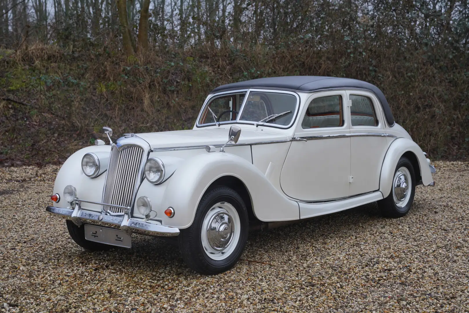 Oldtimer Riley RMF 2.5 "Nut and Bolt" restored in the early 90's, Blanc - 1