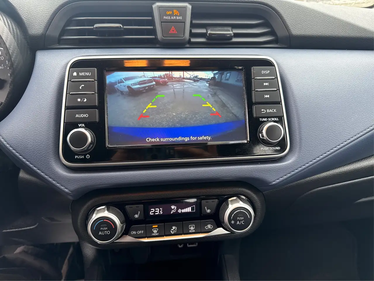 Nissan Versa снимка Nissan Versa