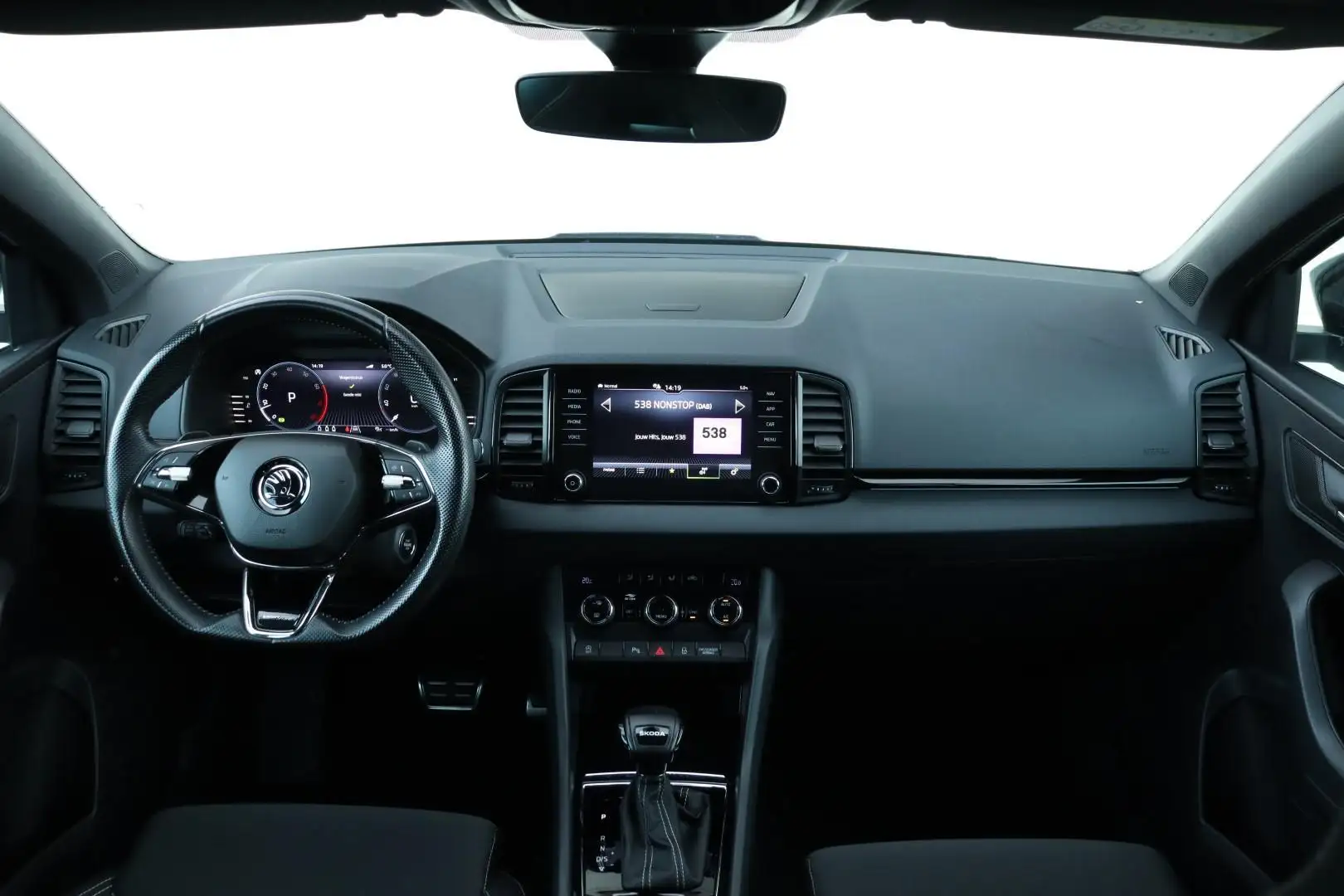 Skoda Karoq 1.5 TSI / 150 PK / DSG / Sportline / Black Edition Grijs - 2