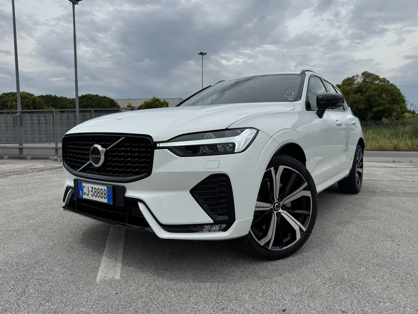 Volvo XC60 2.0 b4 R-design auto Bianco - 1
