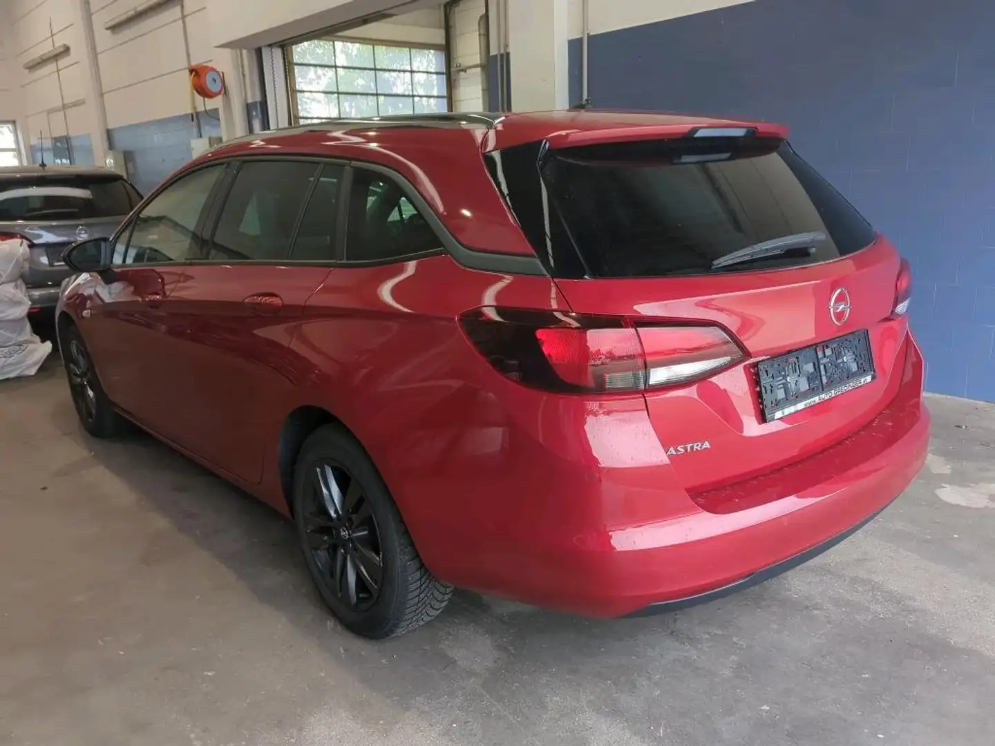 Opel Astra 1.5 CDTI 105PS Design & Tech Sports Tourer Rot - 2