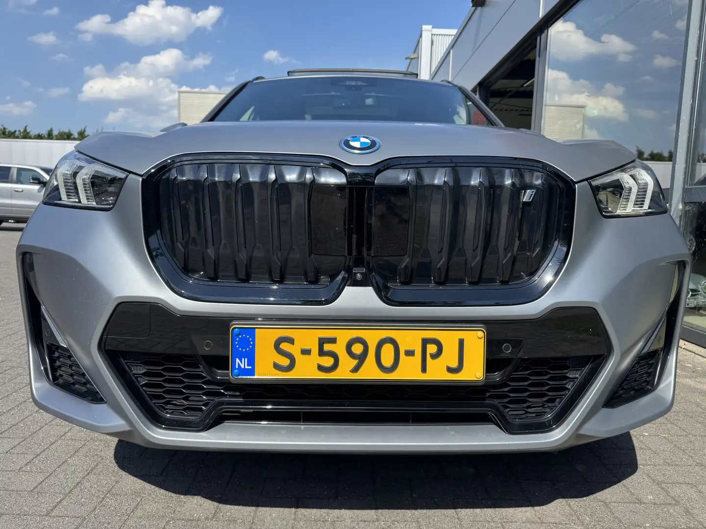BMW iX1 xDrive30 Launch Edition M-Sport Panoramadak Grijs - 2