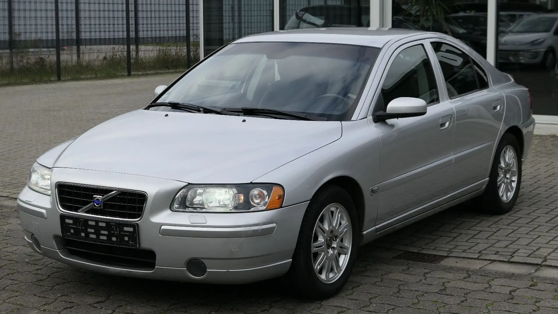 Volvo S60 2.4 Momentum MFL/Tempomat/AHK Silber - 1