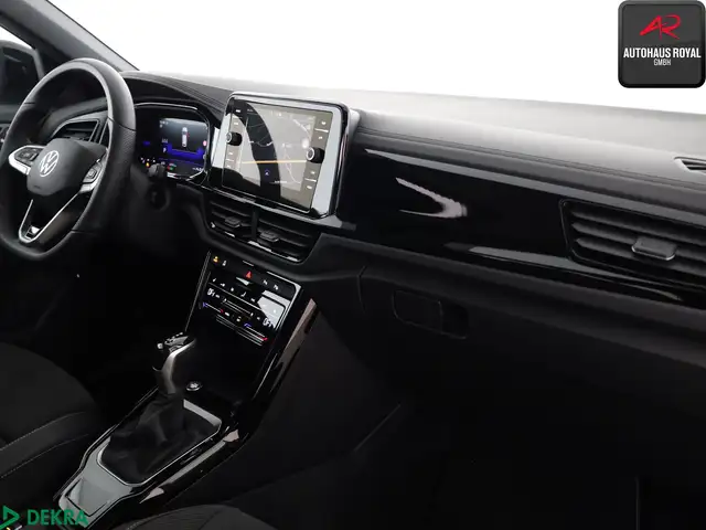 Volkswagen T-Roc view 11