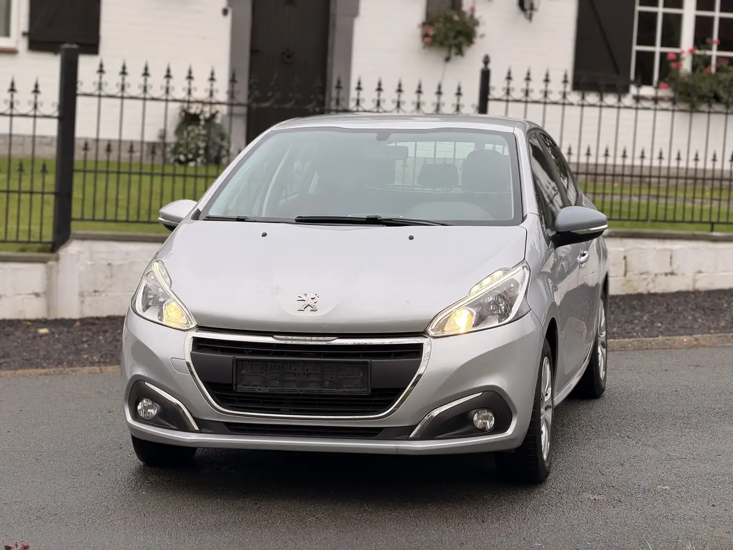 Peugeot 208 1.2i Allure À vendre : Peugeot 208 – Année 201 Gris - 1