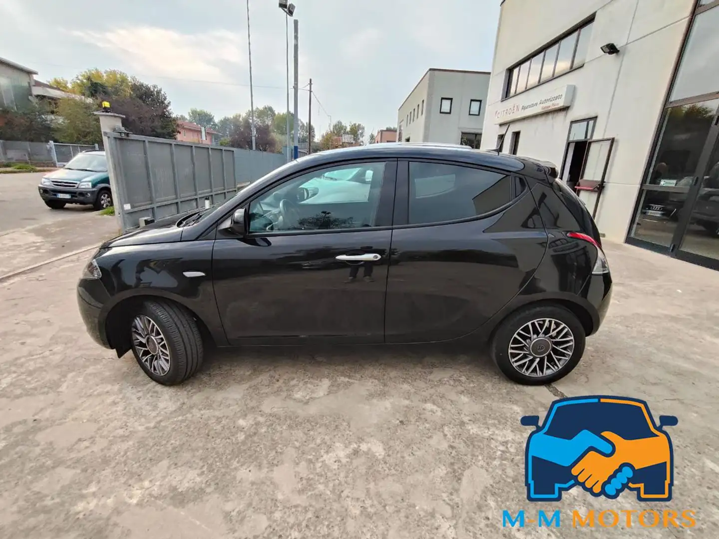 Lancia Ypsilon 1.0 FireFly 5 porte S&S Hybrid Gold Plus Nero - 2