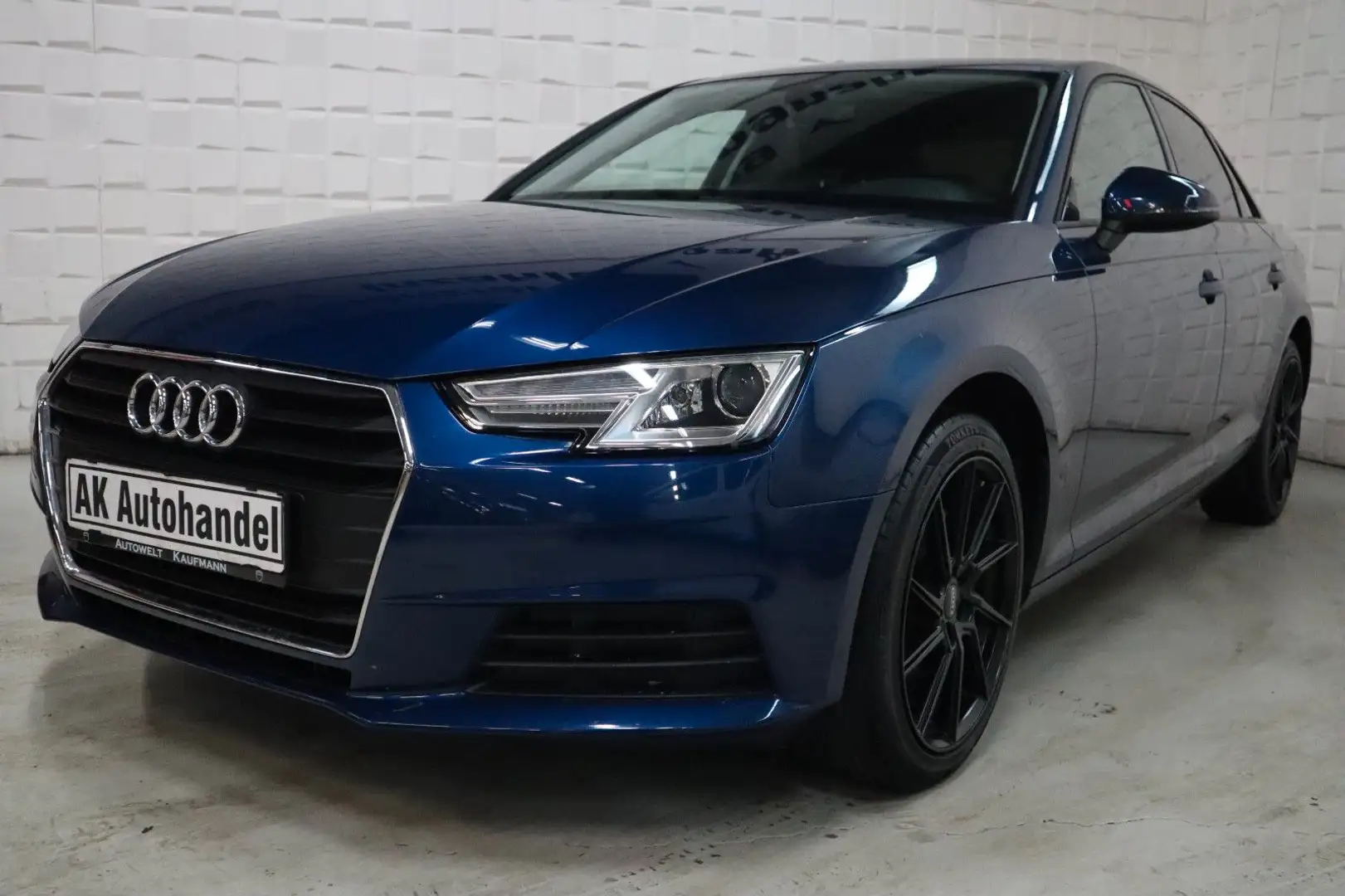 Audi A4 Attraction Xenon Navi Klima Temp. 8-fach Blauw - 1