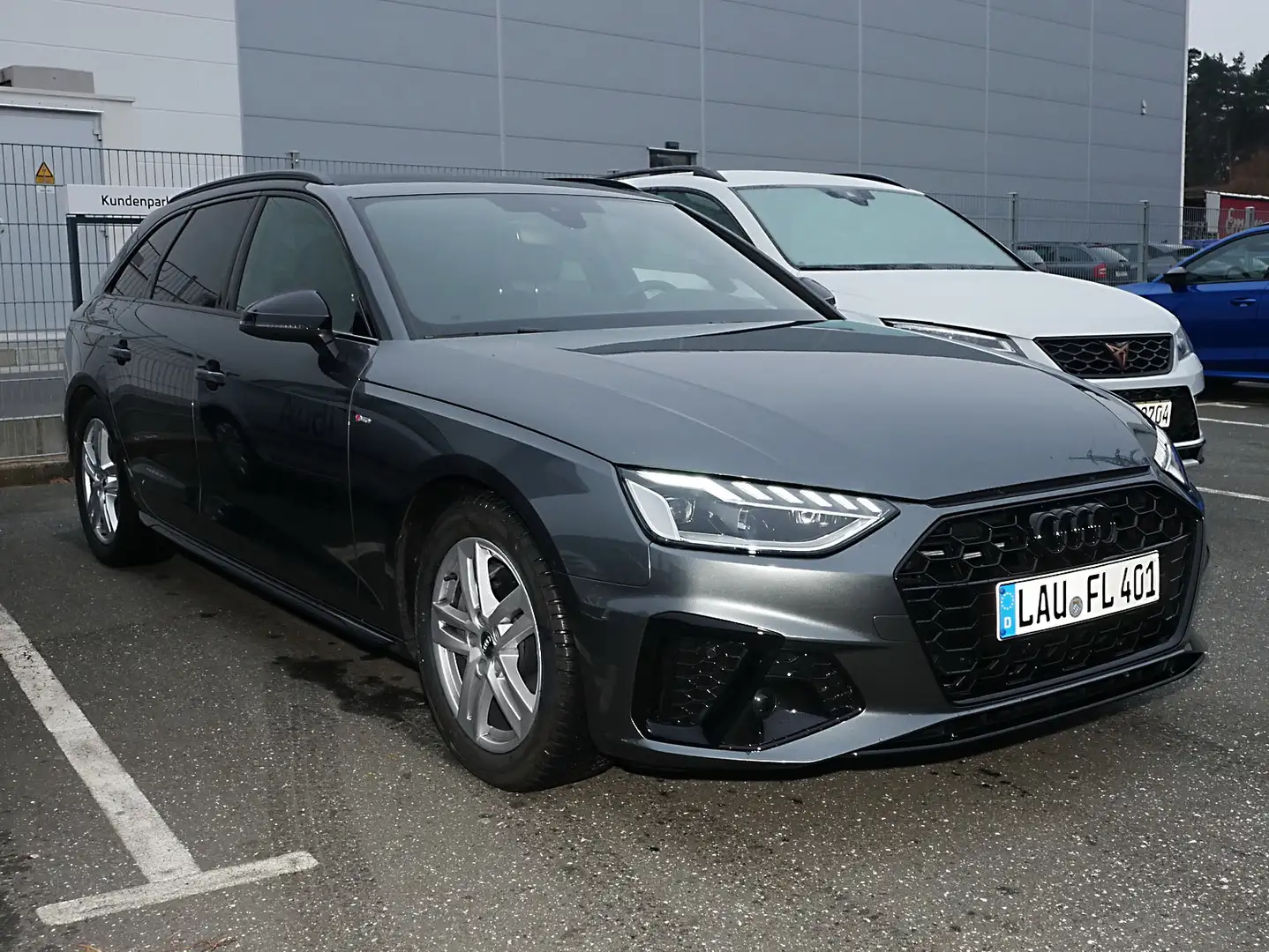 Audi A4 Avant 40 TDI S Line Int Pano,AHK,Leder,LED Grau - 2
