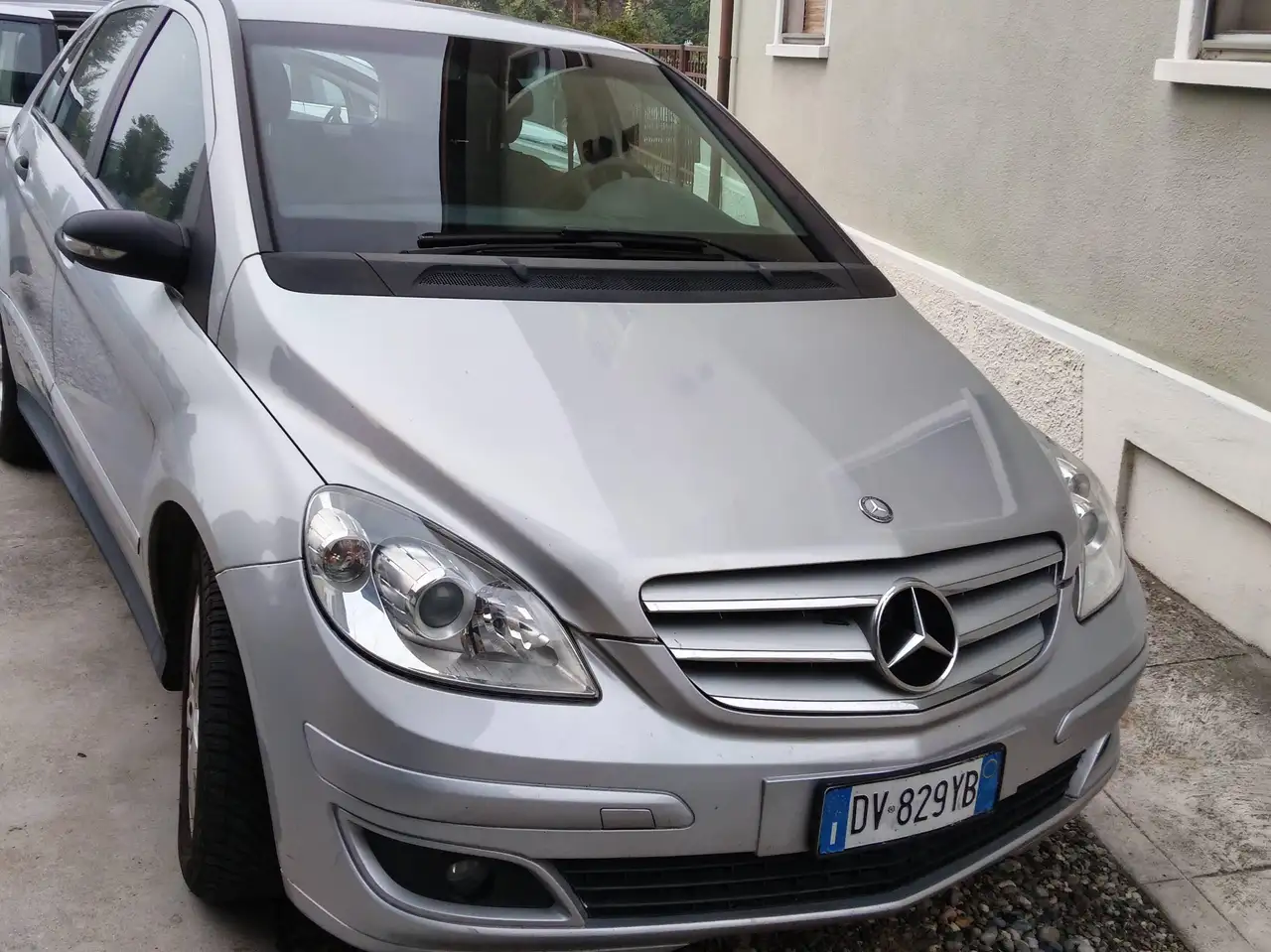 Mercedes-Benz B 180