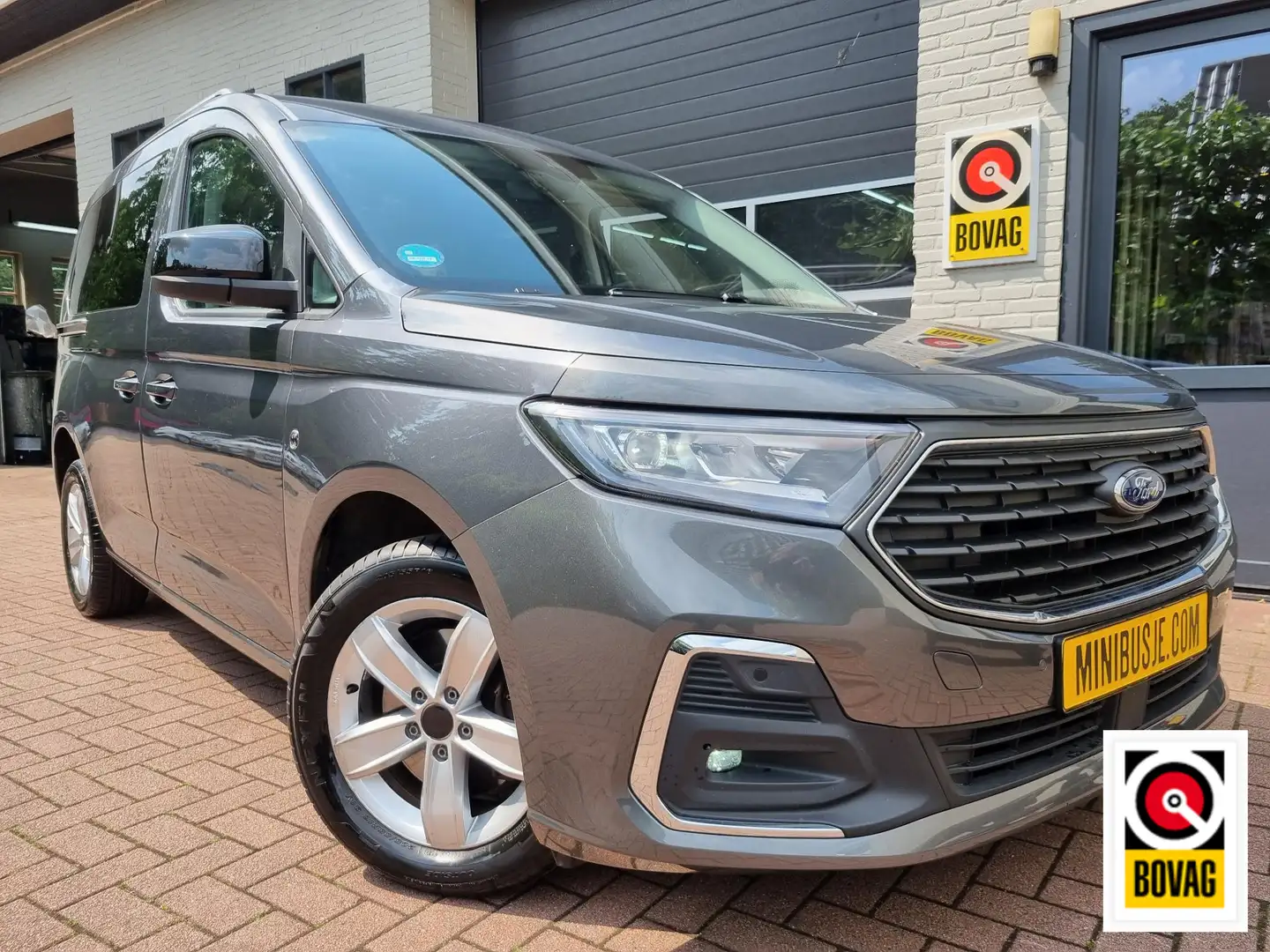 Ford Tourneo Connect 1.5 Titanium NAVI / CAMERA / TREKHAAK / CRUISE / P Grijs - 1