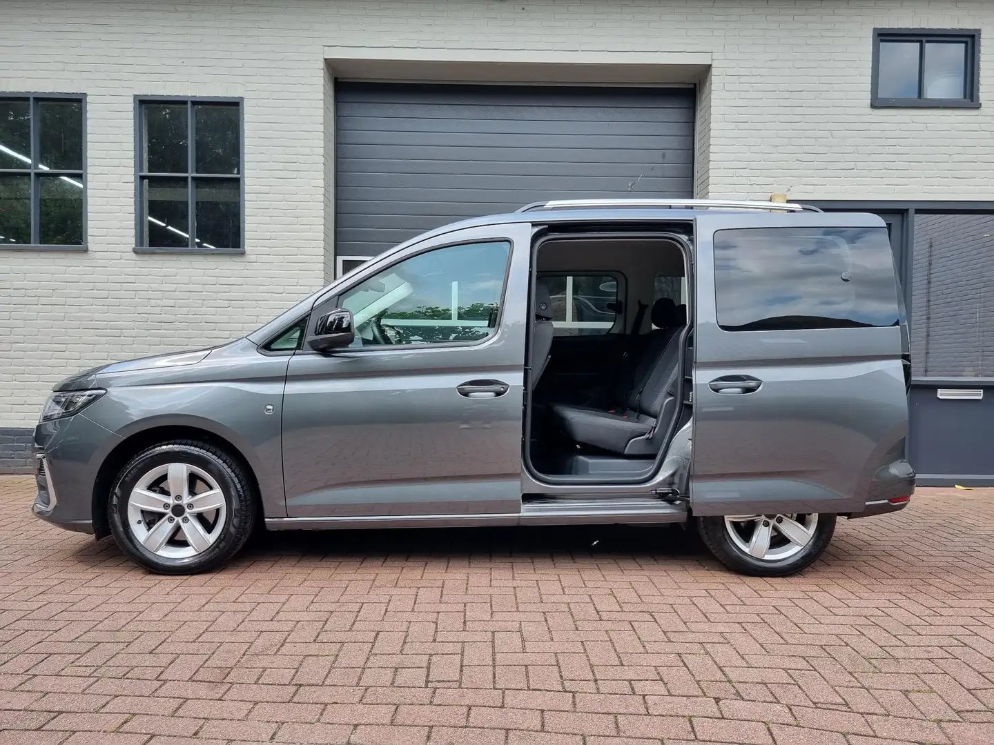 Ford Tourneo Connect 1.5 Titanium NAVI / CAMERA / TREKHAAK / CRUISE / P Grijs - 2
