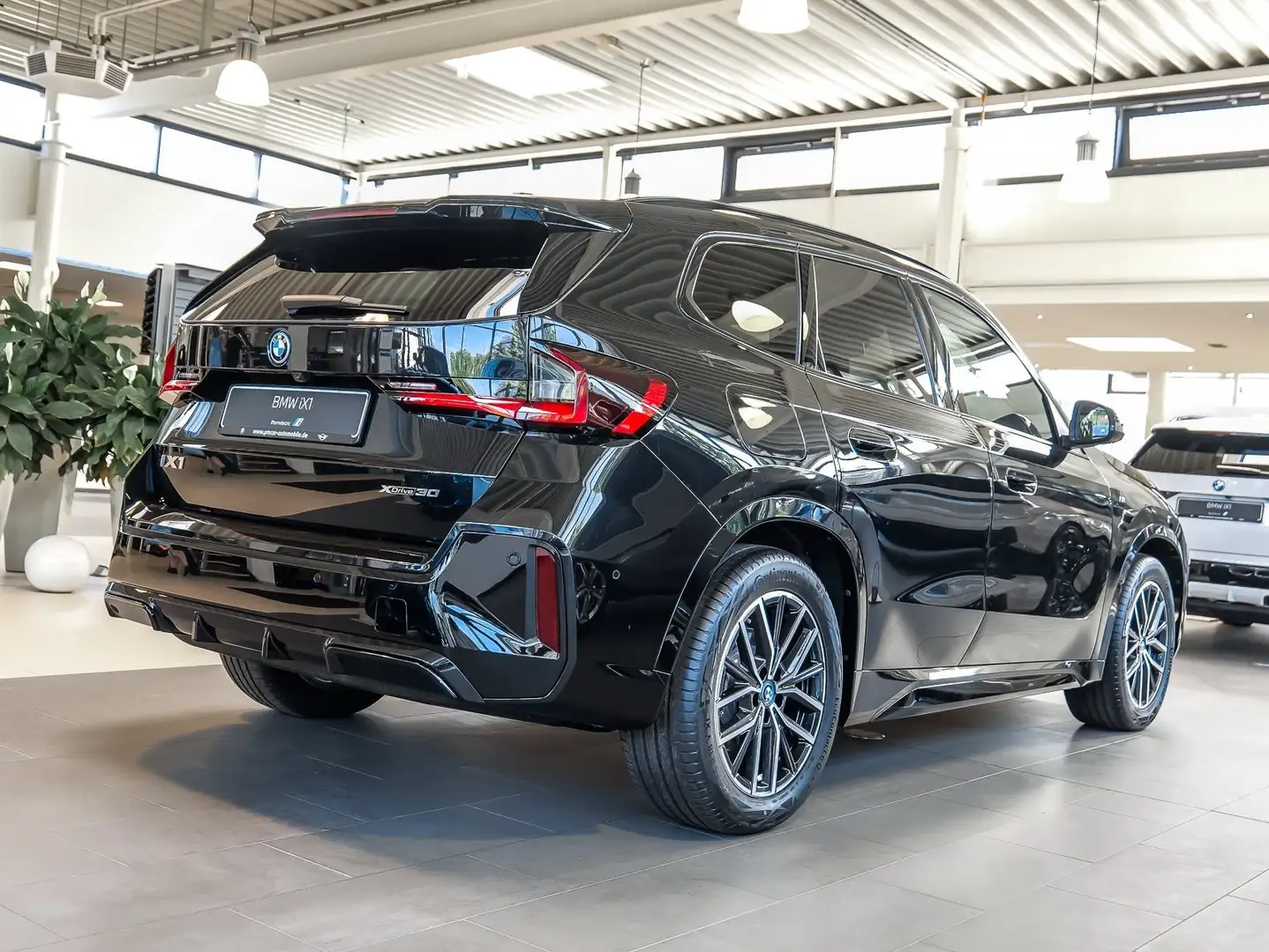 BMW iX1 xDrive30 M Sport HUD ACC RFK NAVI Standh. Noir - 2