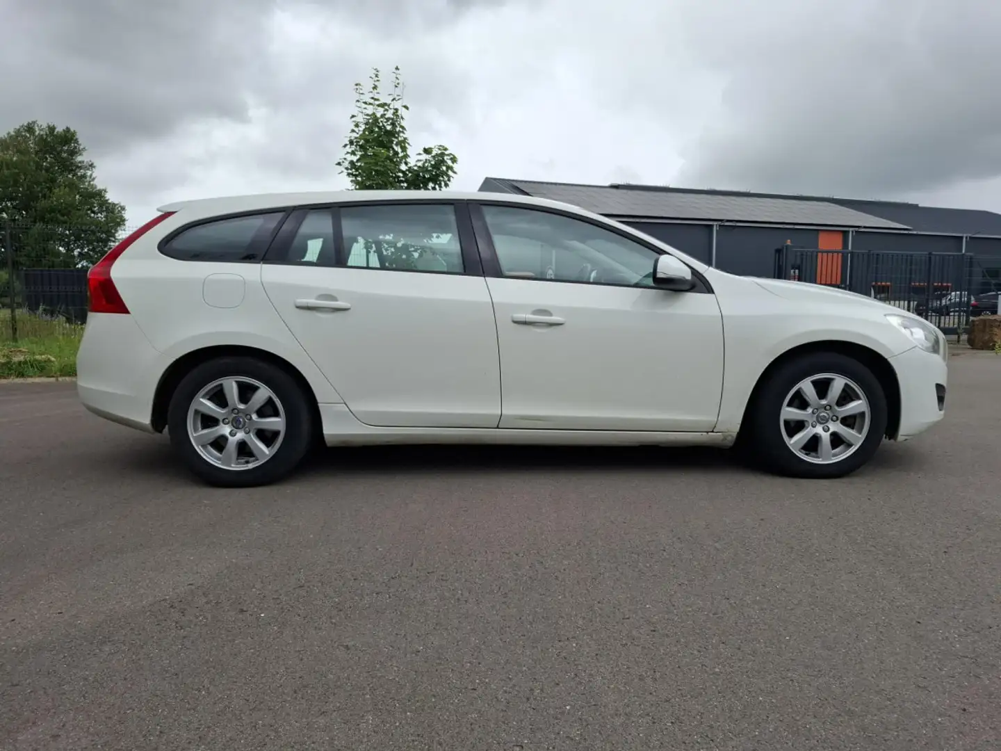 Volvo V60 D3 163 Kinetic Blanc - 2