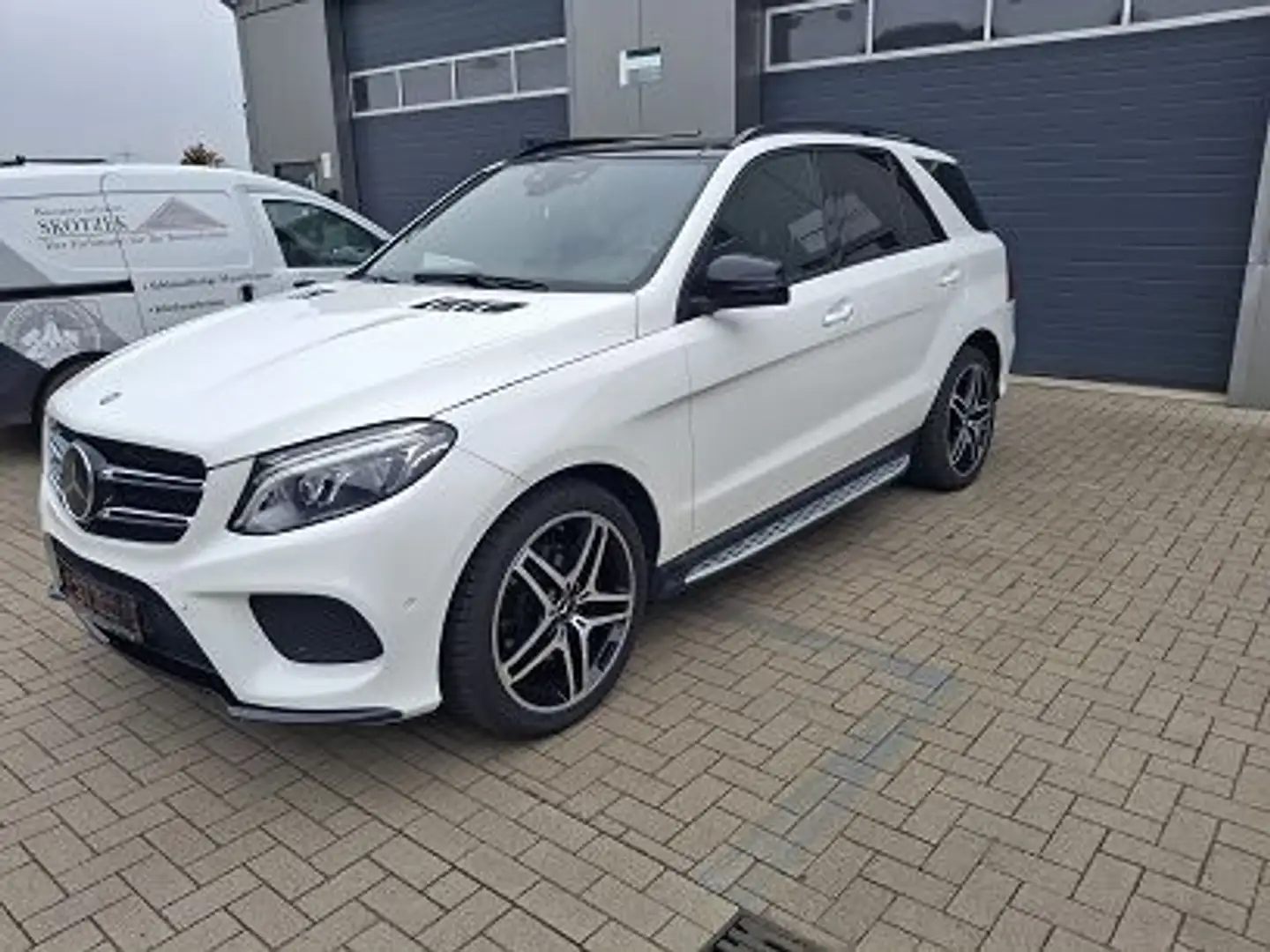 Mercedes-Benz GLE 350 4Matic fast Vollausst.Night AMG Paket Bianco - 1