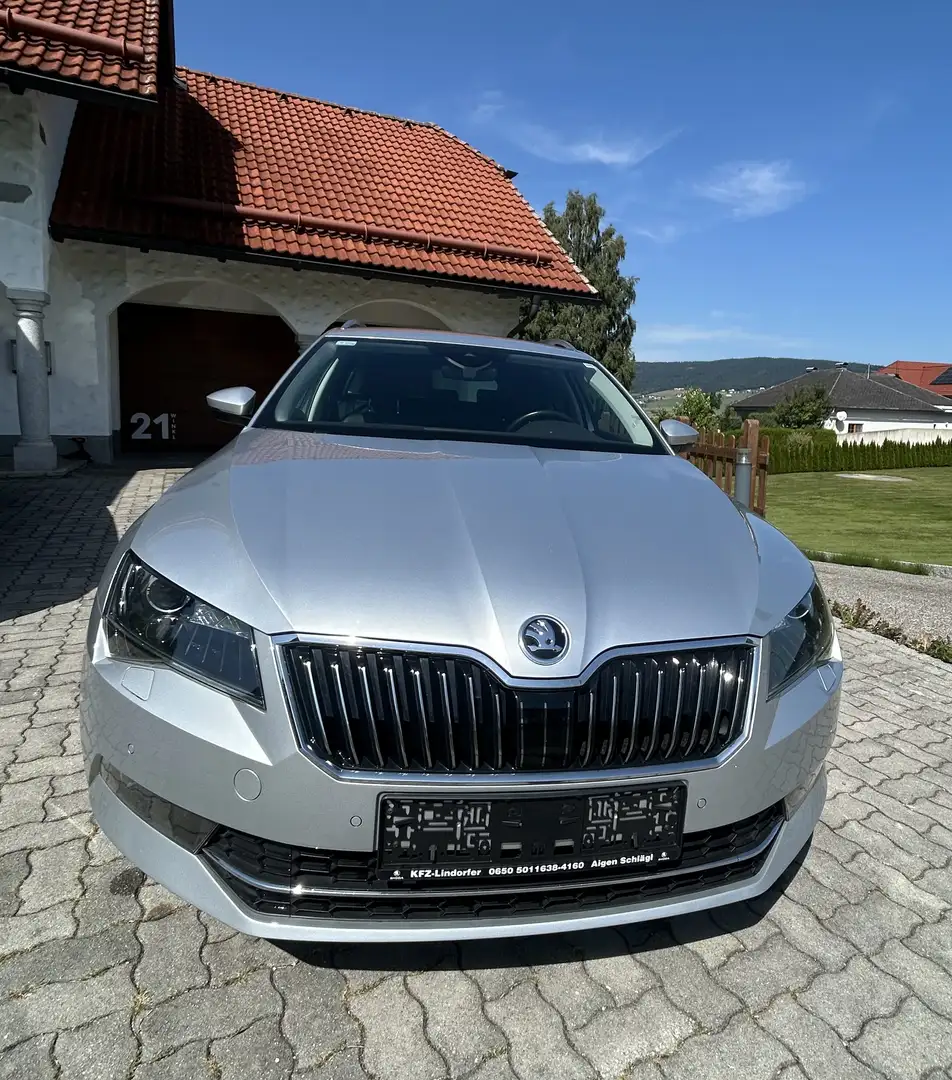 Skoda Superb Kombi 2,0 TDI Style DSG Kamera Matrix ACC AHK Silber - 2