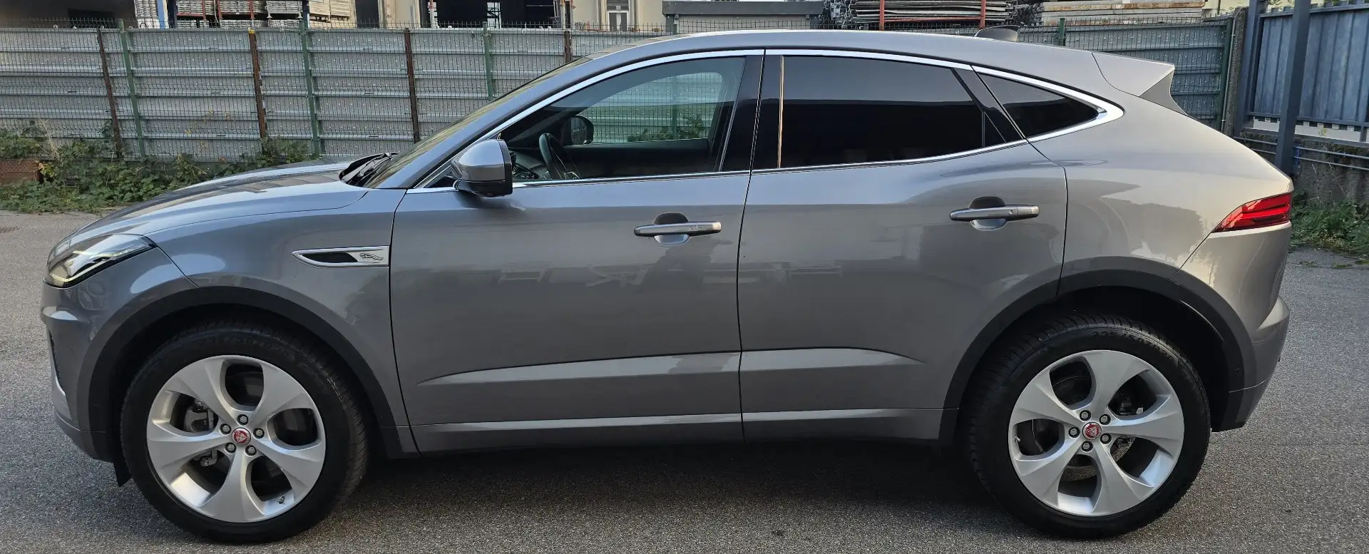 Jaguar E-Pace 2.0d i4 mhev R-Dynamic HSE awd 204cv auto Gris - 2