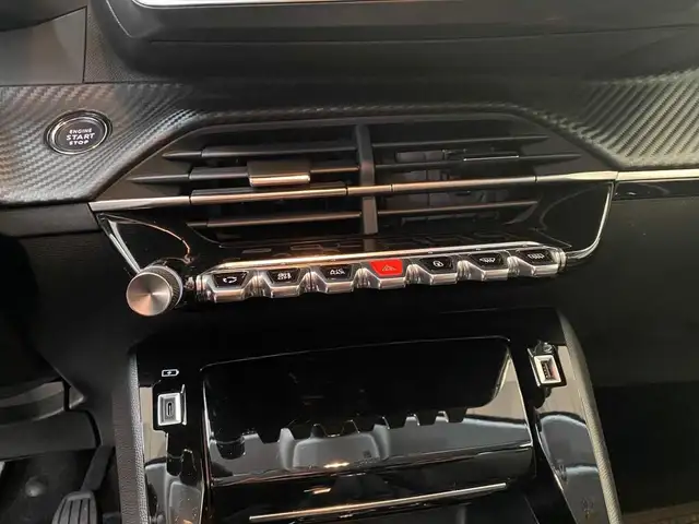 Peugeot 208 view 11