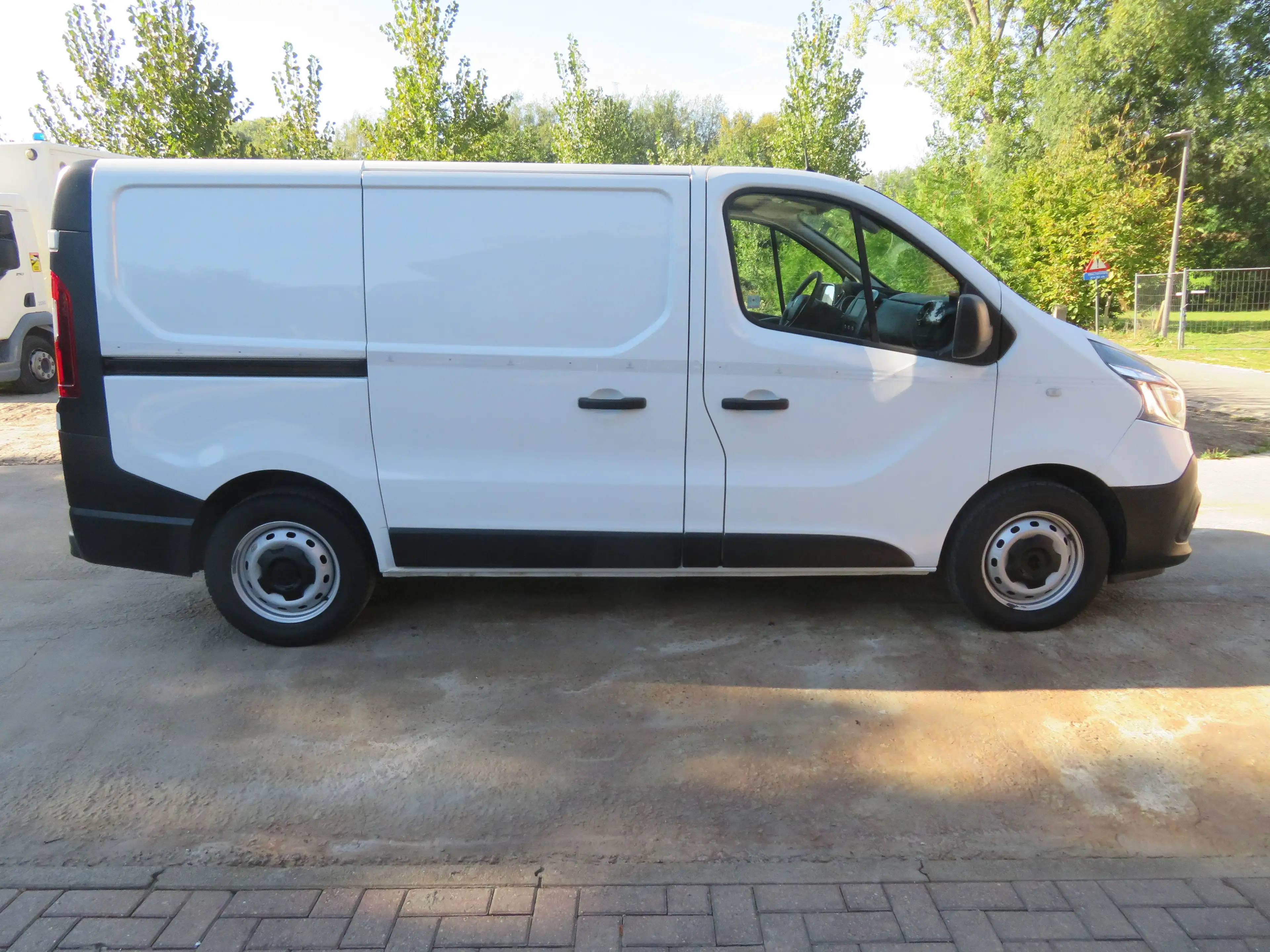 Renault Trafic 2.0dCi - L1H1 — photo 8