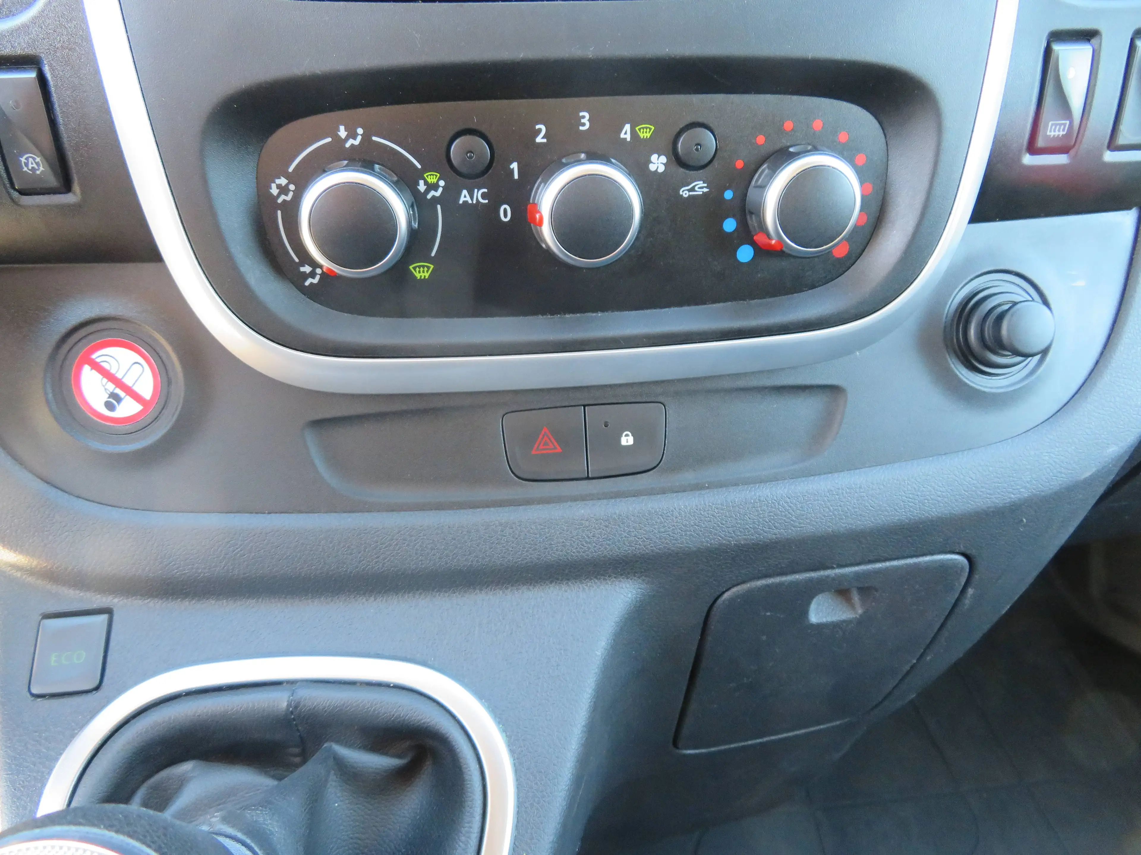 Renault Trafic 2.0dCi - L1H1 — photo 13