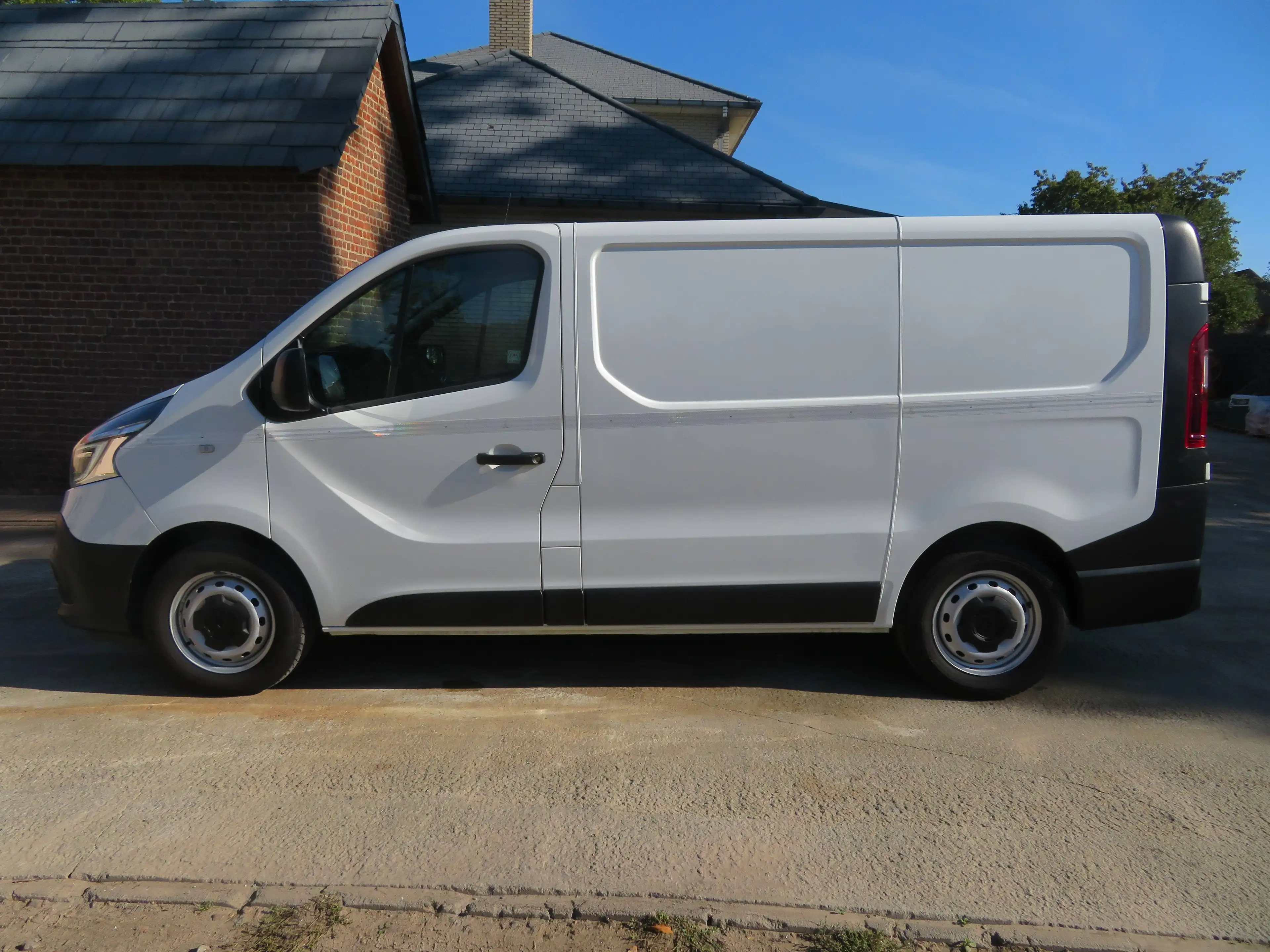 Renault Trafic 2.0dCi - L1H1 — photo 4