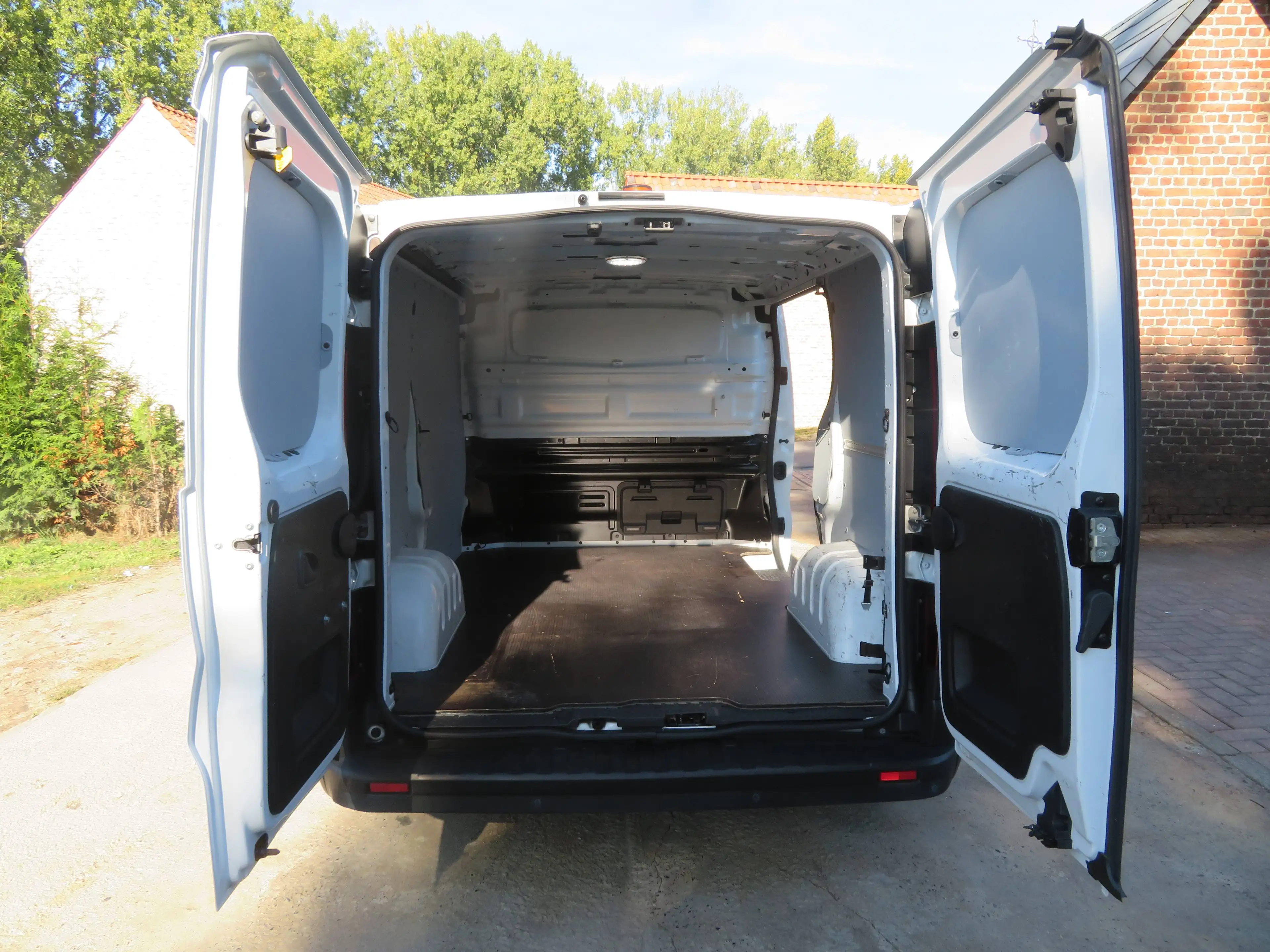 Renault Trafic 2.0dCi - L1H1 — photo 10