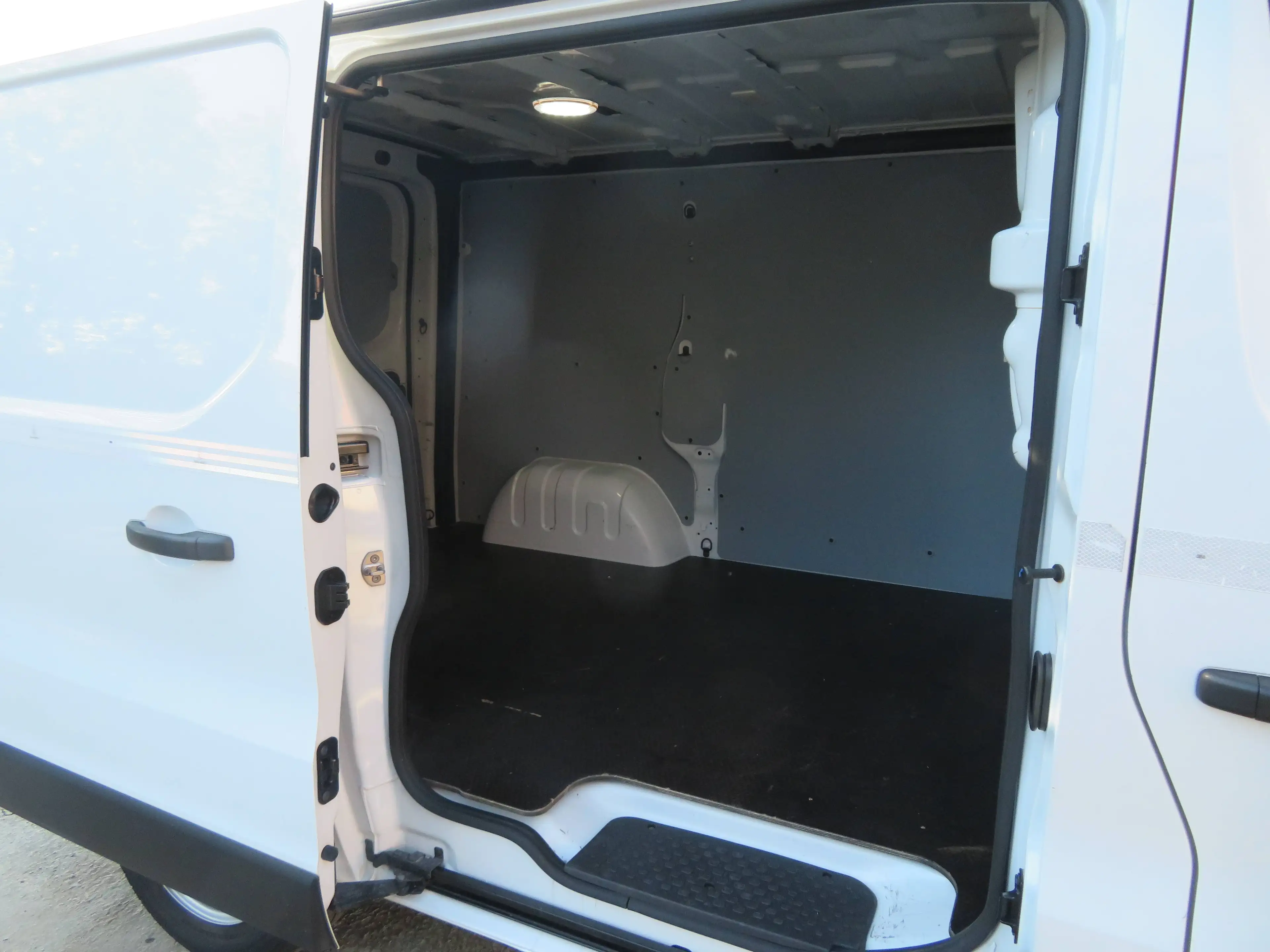 Renault Trafic 2.0dCi - L1H1 — photo 9