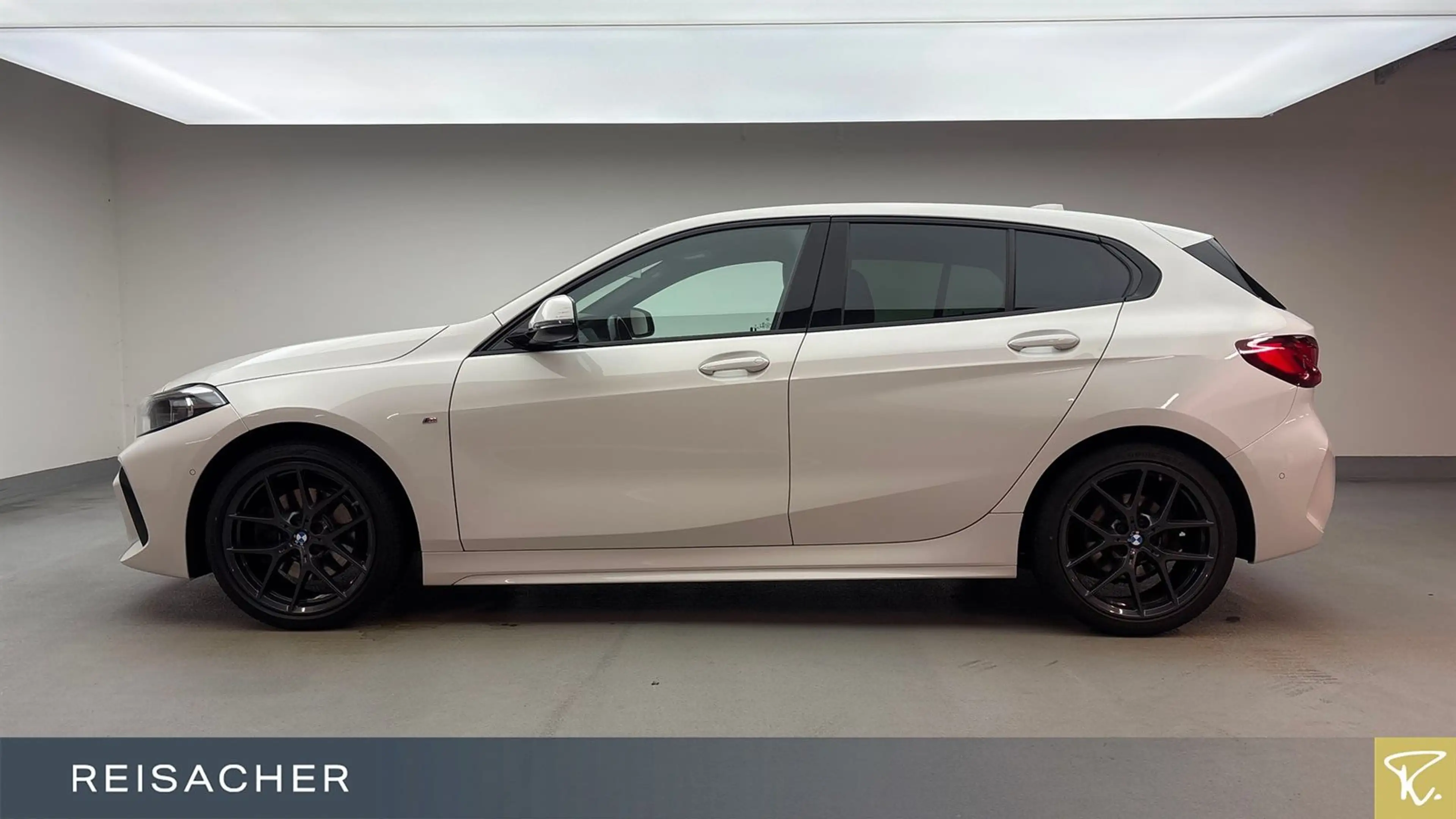 BMW 118 d M-Sport AHK LM18" RFK LCProf — photo 9