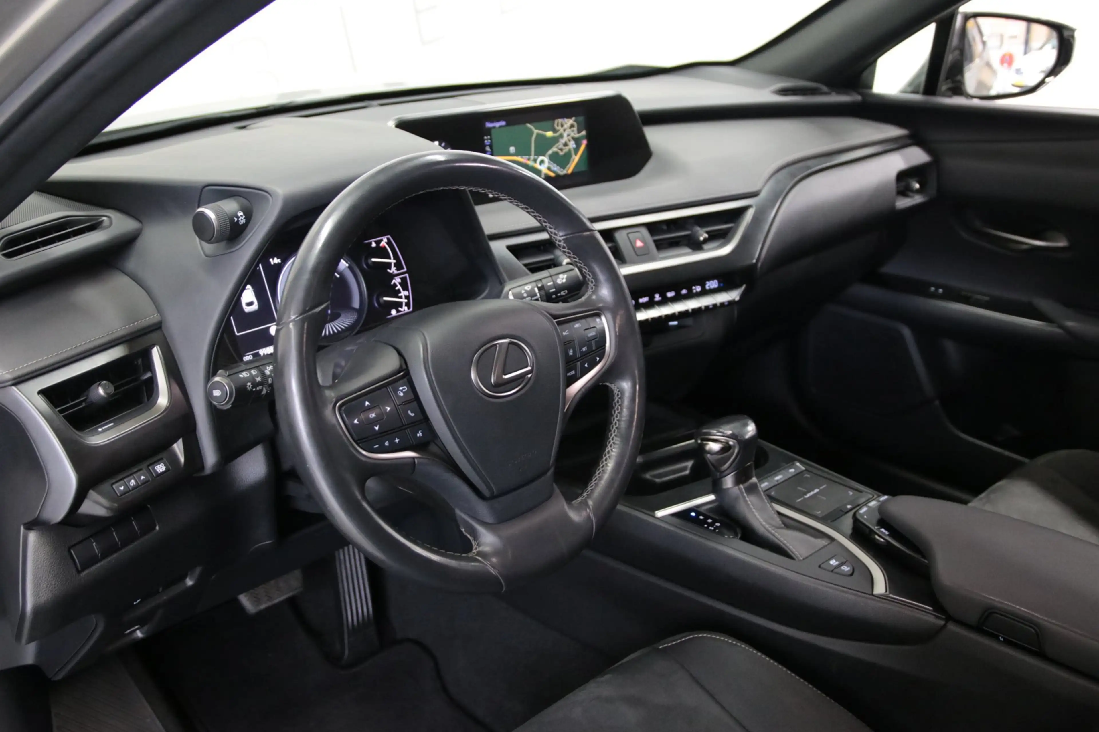 Lexus UX 250h AWD Executive Line — photo 16