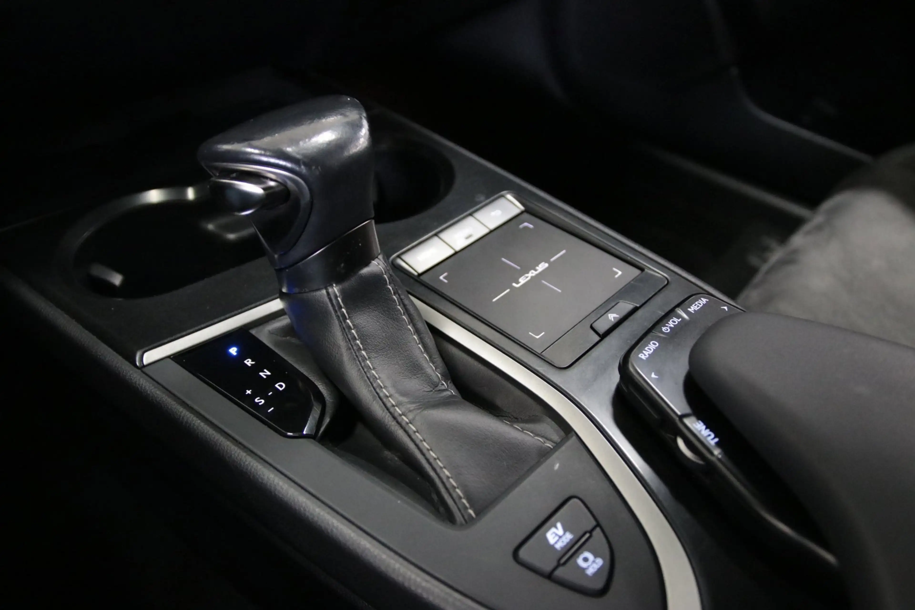 Lexus UX 250h AWD Executive Line — photo 24